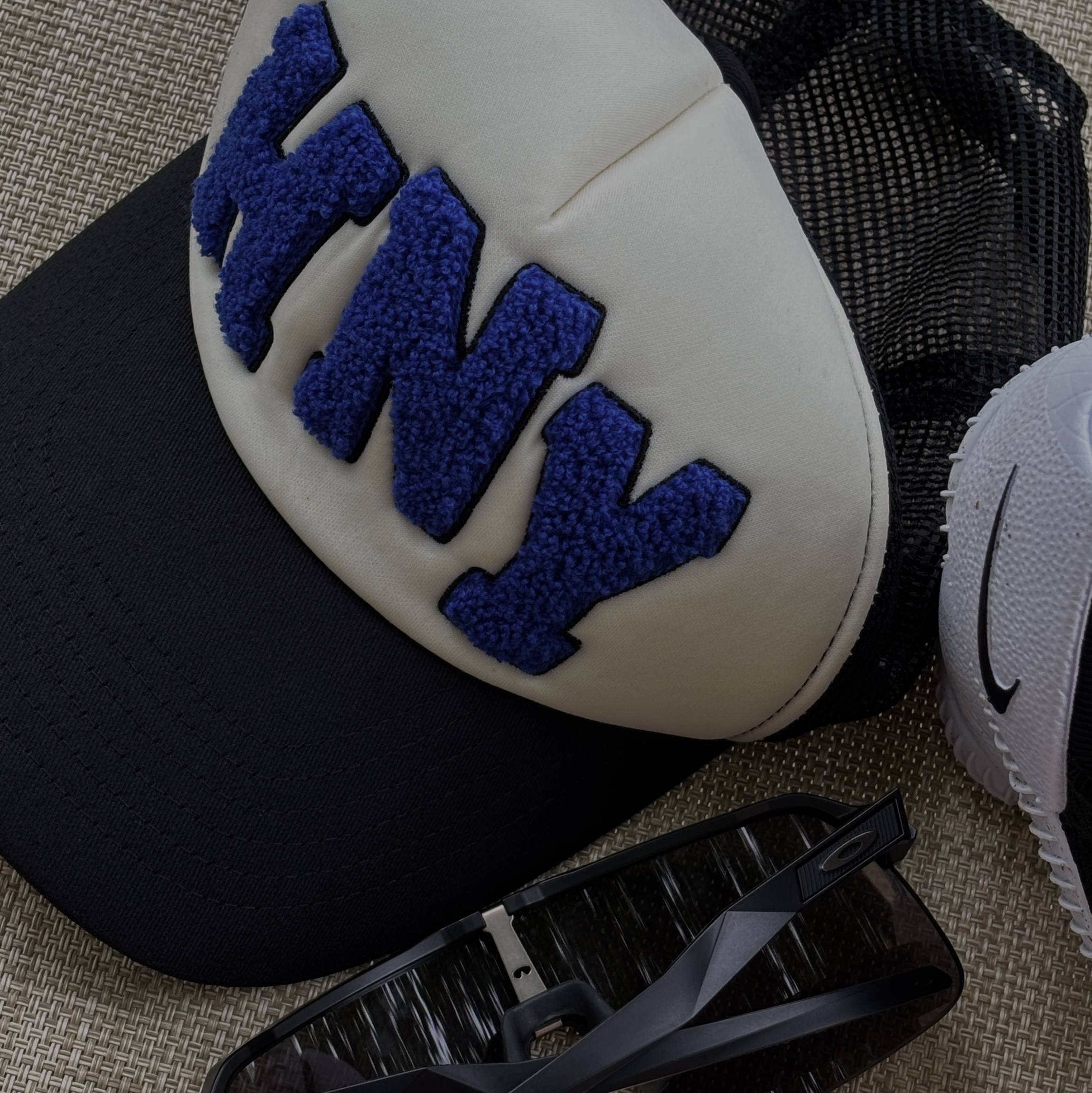 Honey Scoop House HNY Logo Trucker Cap Black, Oakley Sutro Lite Matte Carbon Frame Prizm Golf Lenses Low Bridge Fit 착용 스타일 - 3