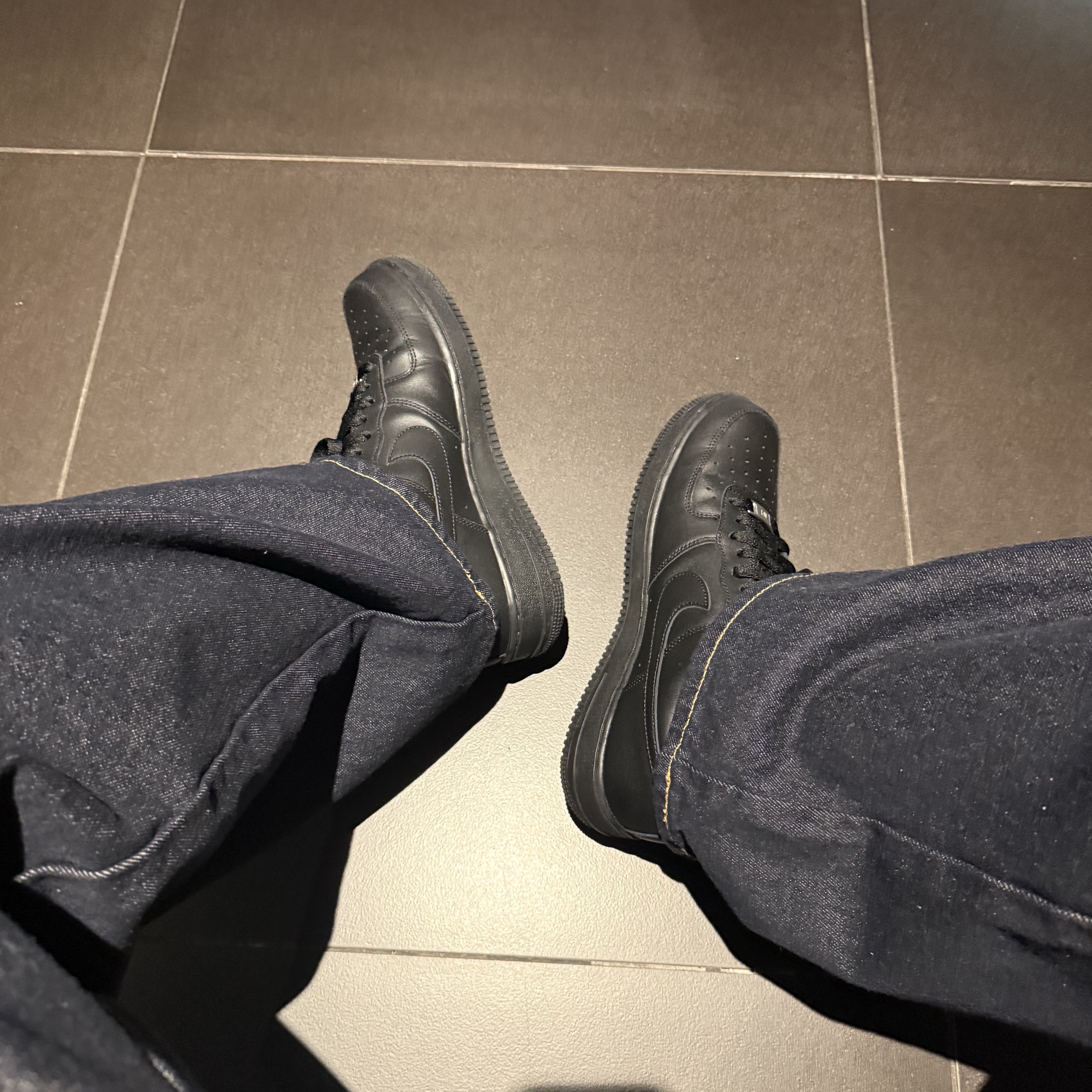 Nike Air Force 1 '07 Low Triple Black 착용 스타일 - 1