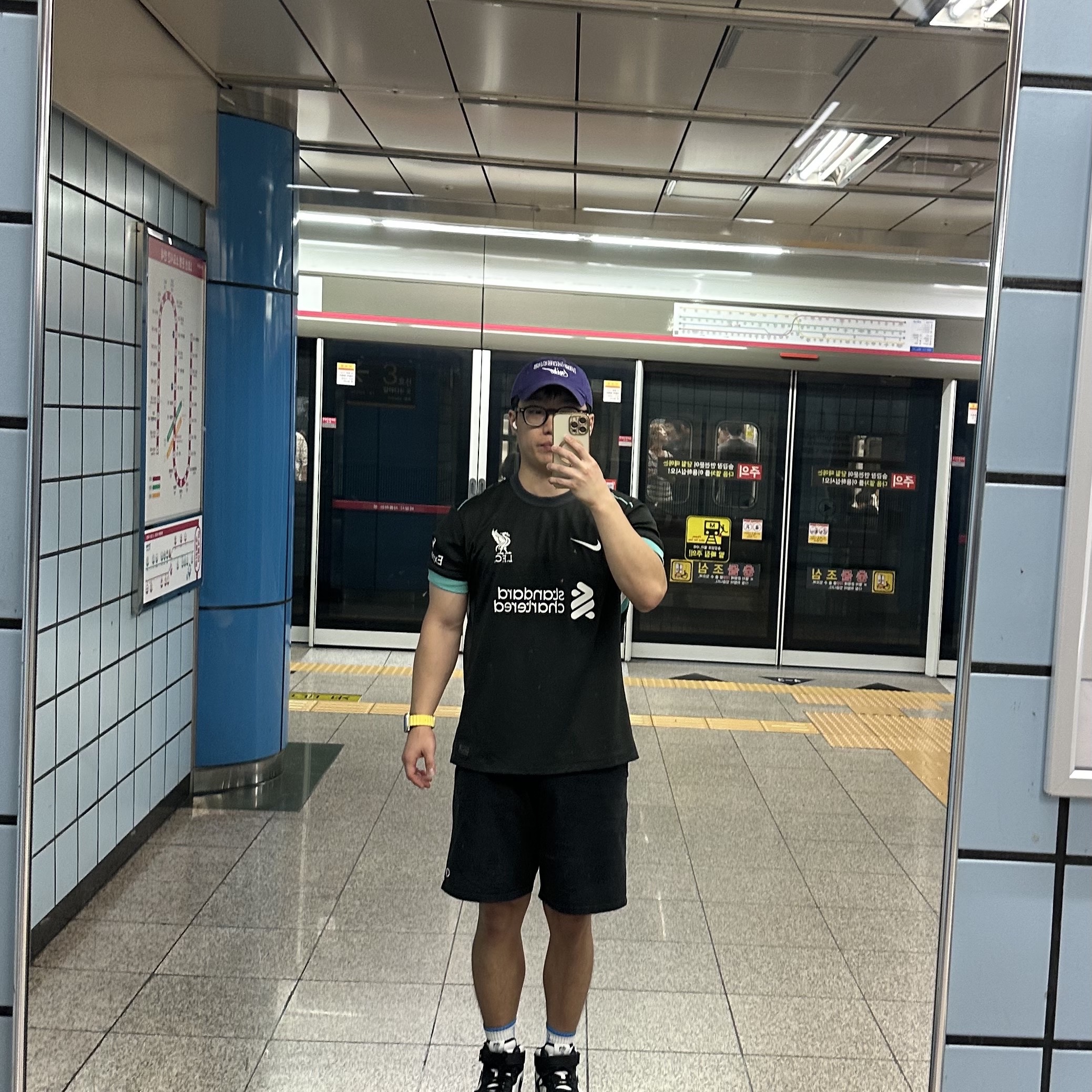 Nike Liverpool FC 2024/25 Dri-Fit Stadium Away Jersey Black (Non Marking Ver.), Nike x Stussy Air Force 1 '07 Mid SP Black and Light Bone 착용 스타일