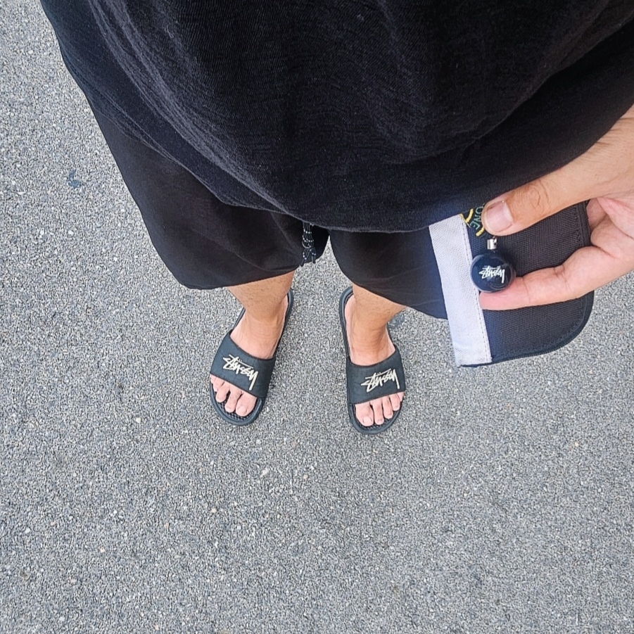 Nike x Stussy Benassi Slide Off Noir, Stussy 8 Ball Keychain Black 착용 스타일