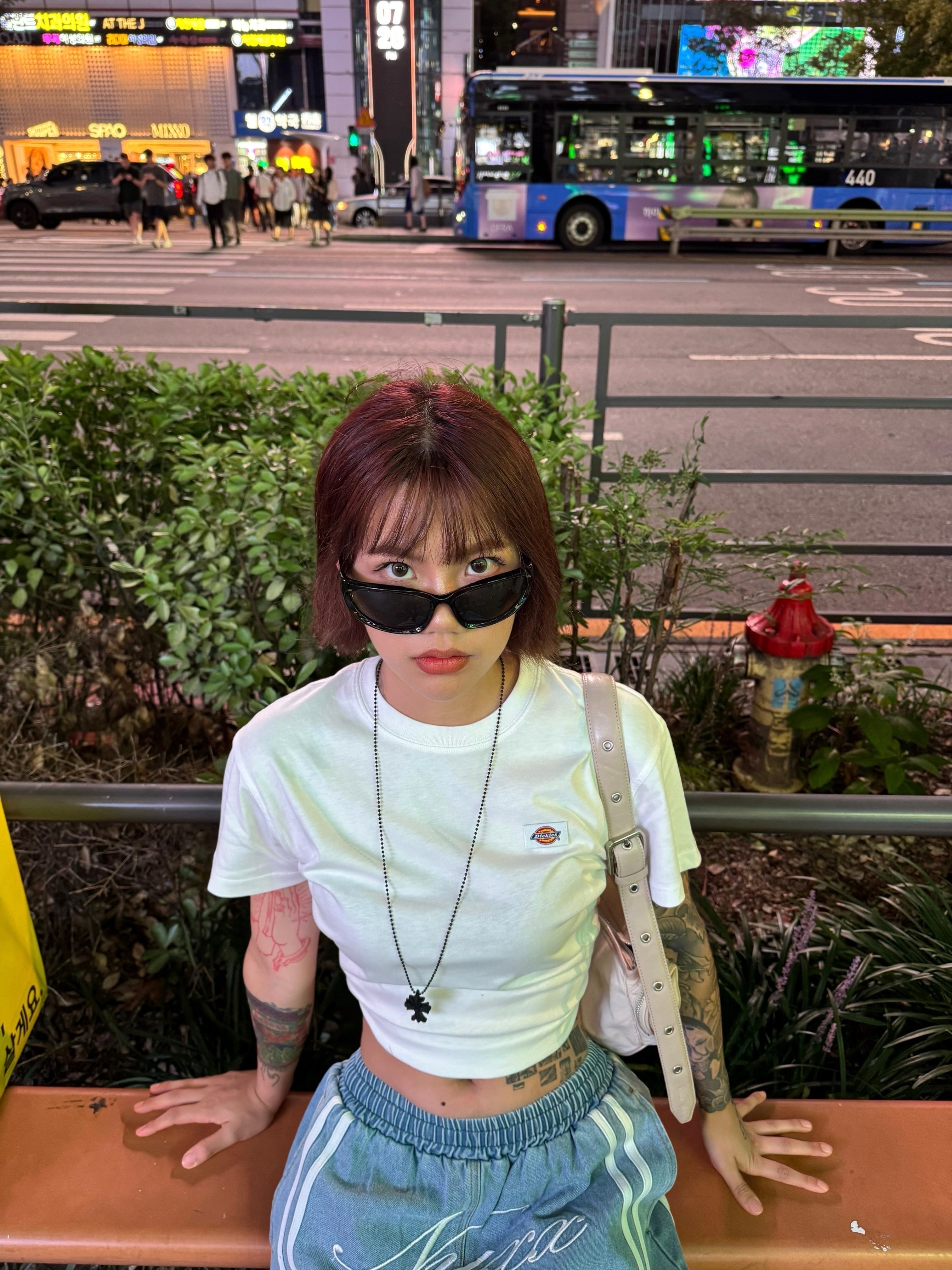 Matin Kim Madeleine Round Bag Light Beige, Chrome Hearts Silichrome CH Cross Pendant Black 2022/2023/2025 착용 스타일 - 3