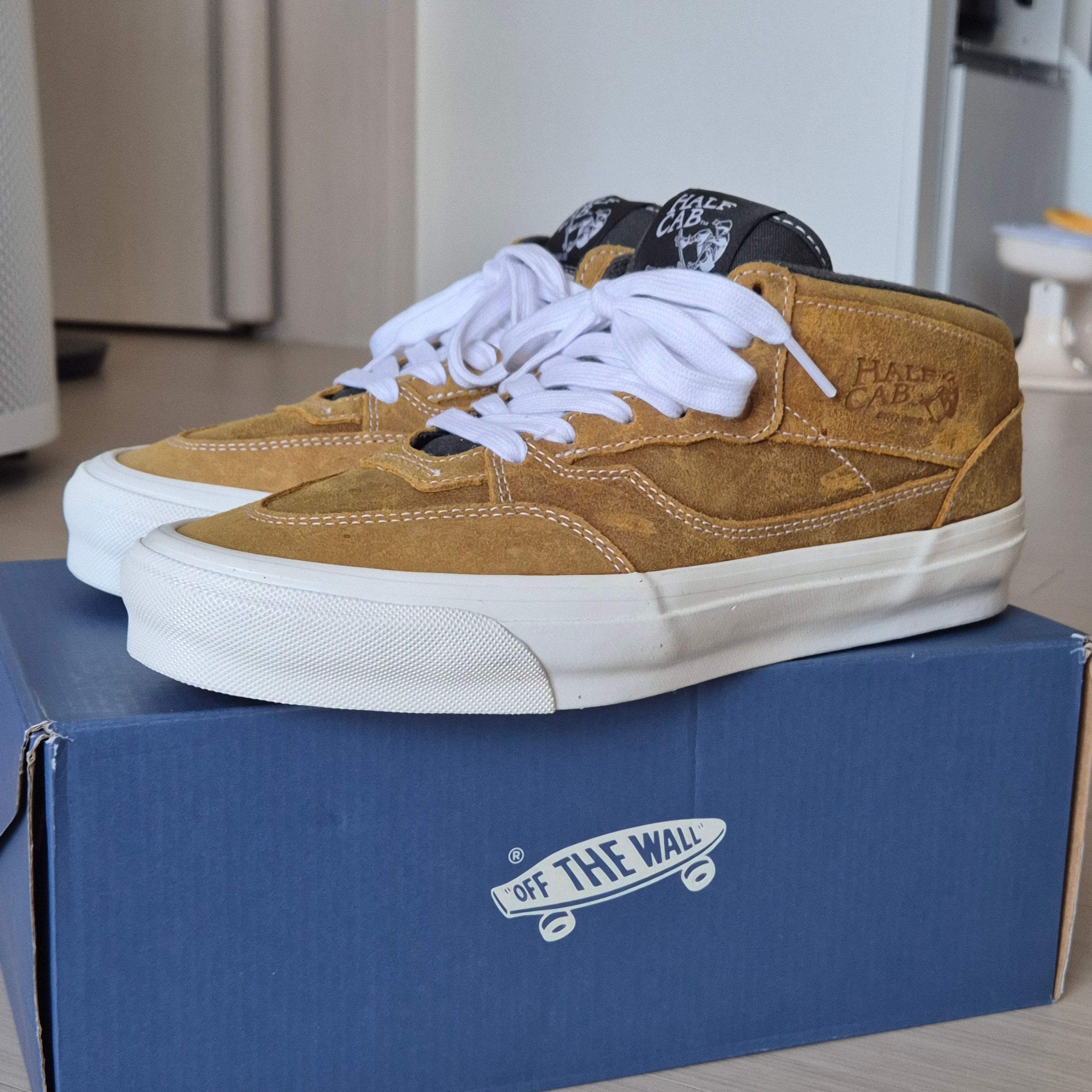 Vans Half Cab Reissue 33 Wax Leather Golden Brown 착용 스타일 - 1