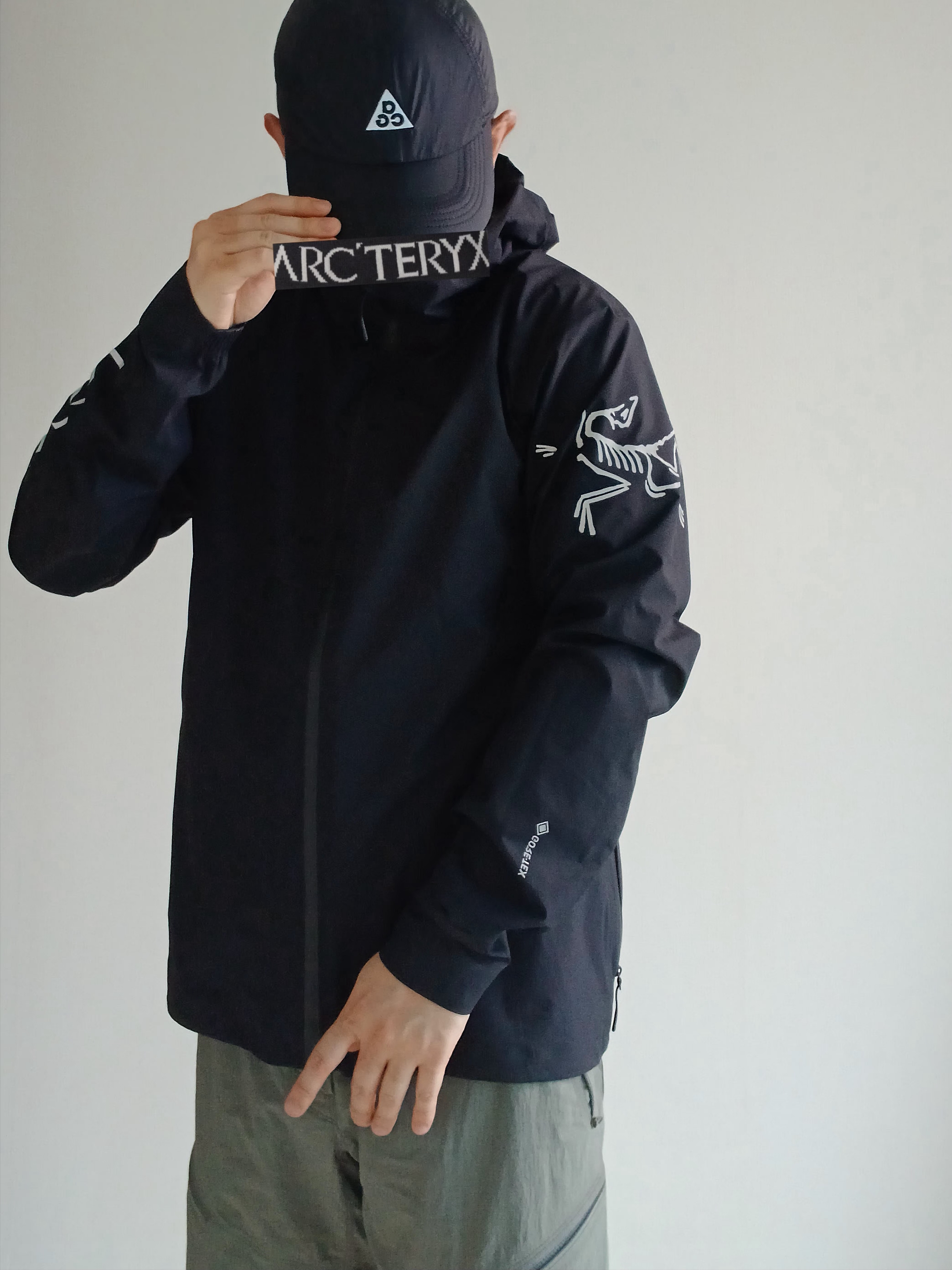 Nike ACG Trail Cap Black, Arc'teryx Norvan Jacket Black 착용 스타일 - 3