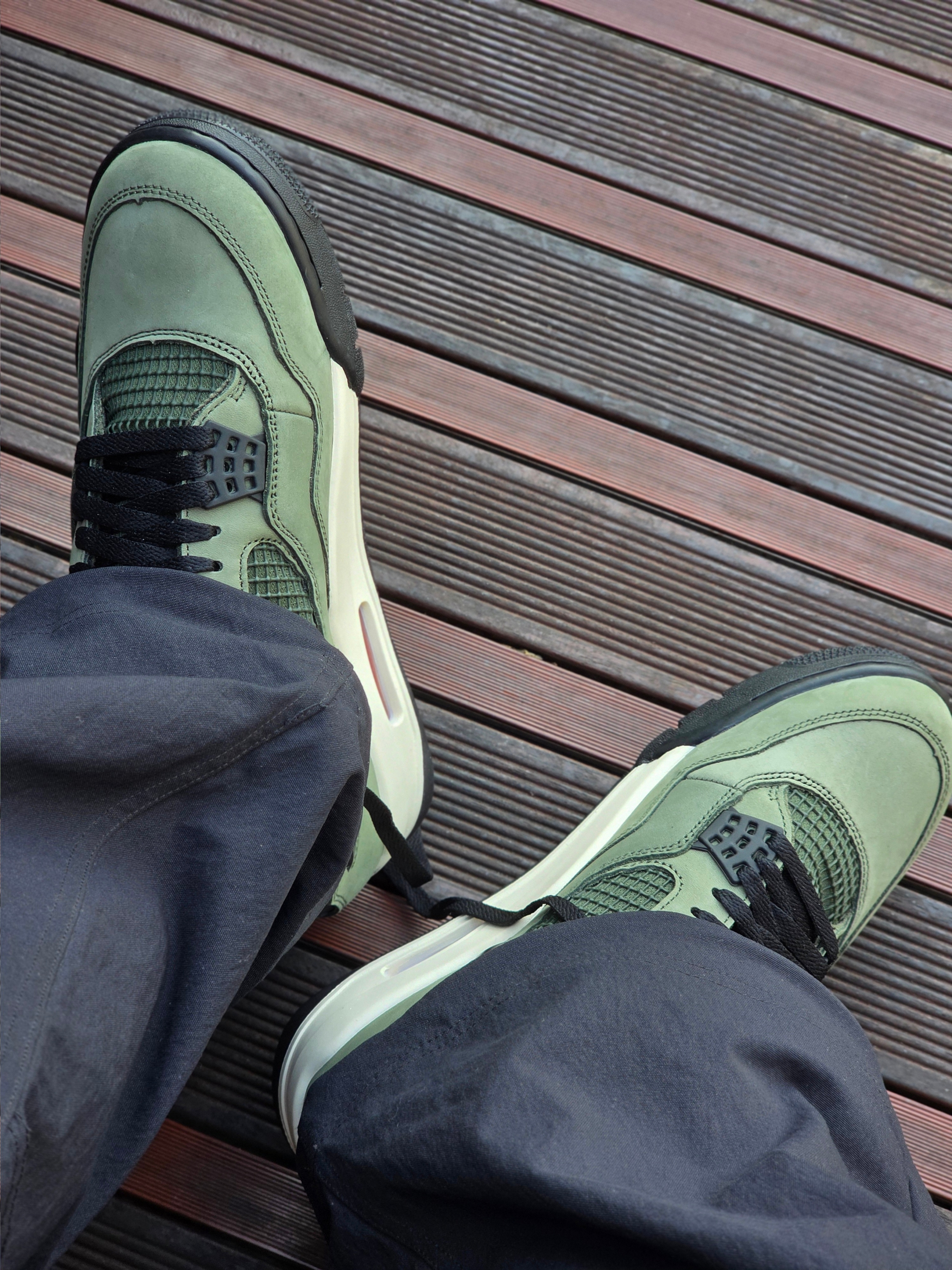 Jordan 4 x Undefeated Retro OG SP Deep Green and Clementine 착용 스타일 - 2