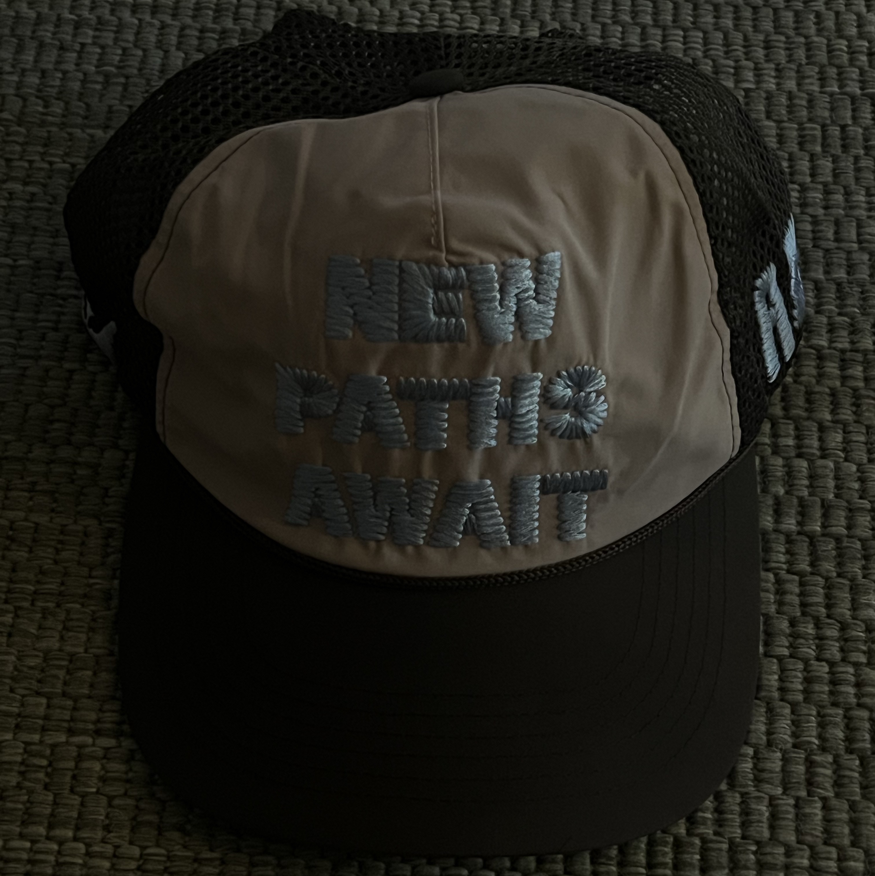 Alex Zono x Woodz New Paths Await Trucker Hat Beige 착용 스타일 - 1