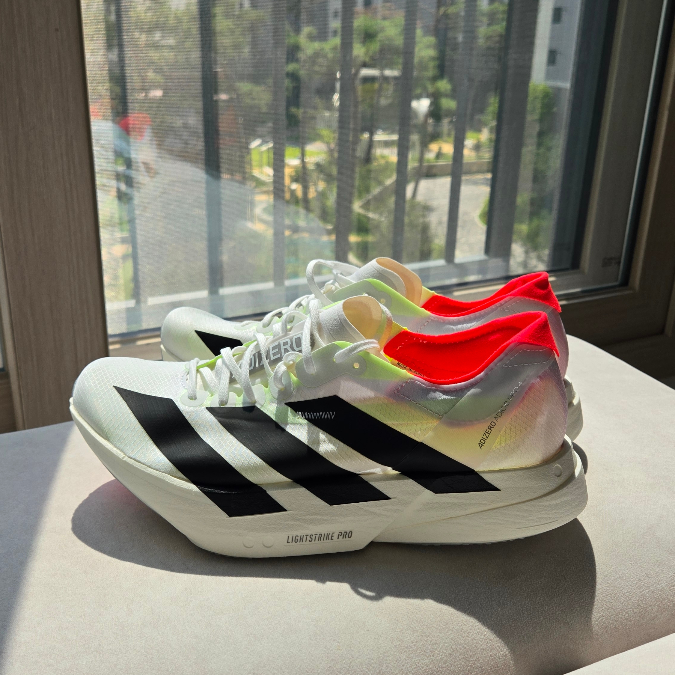 Adidas Adizero Adios Pro 4 Cloud White Core Black 착용 스타일 - 1