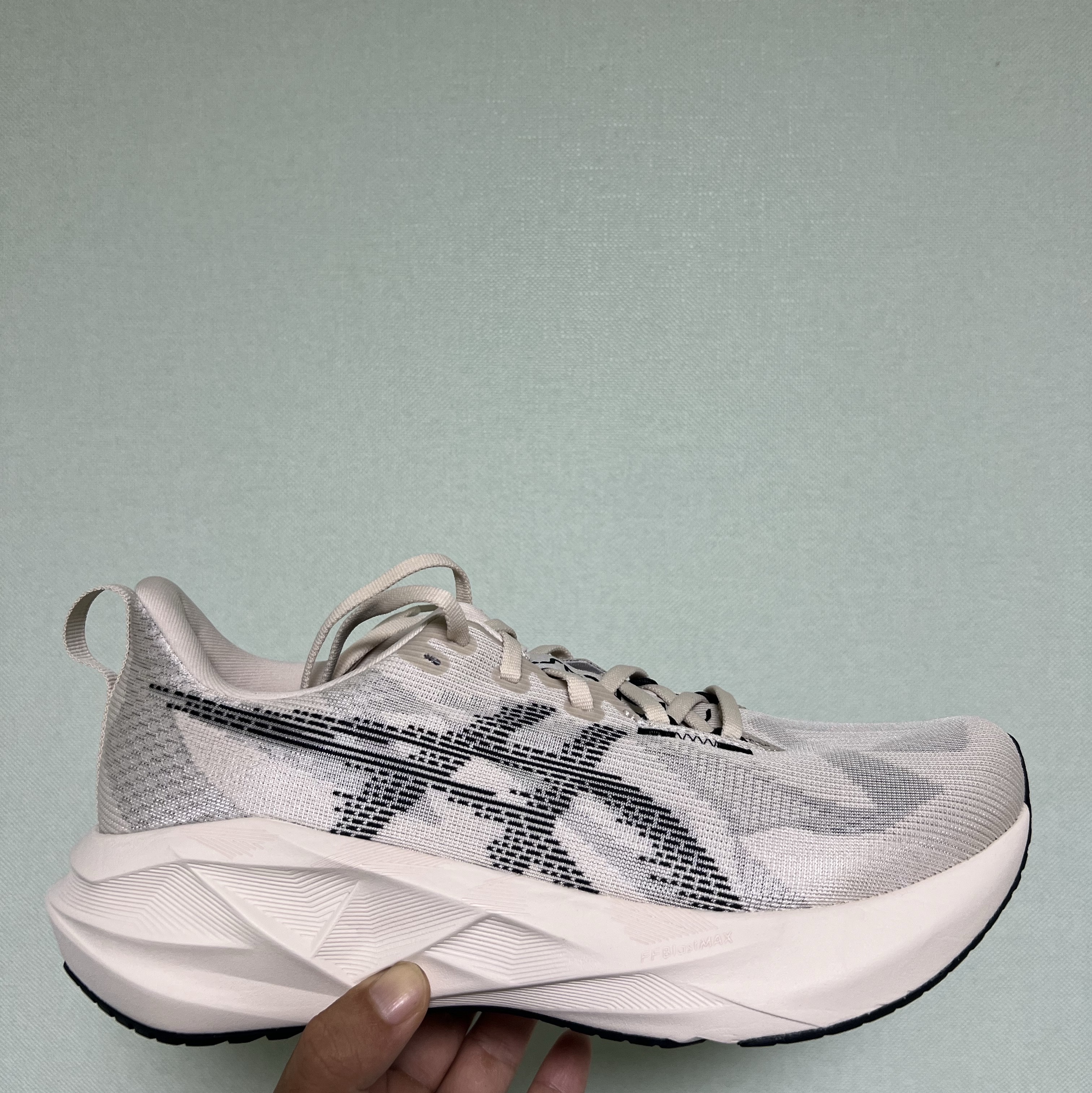 Asics Novablast 5 Oatmeal Black - D Standard 착용 스타일 - 1