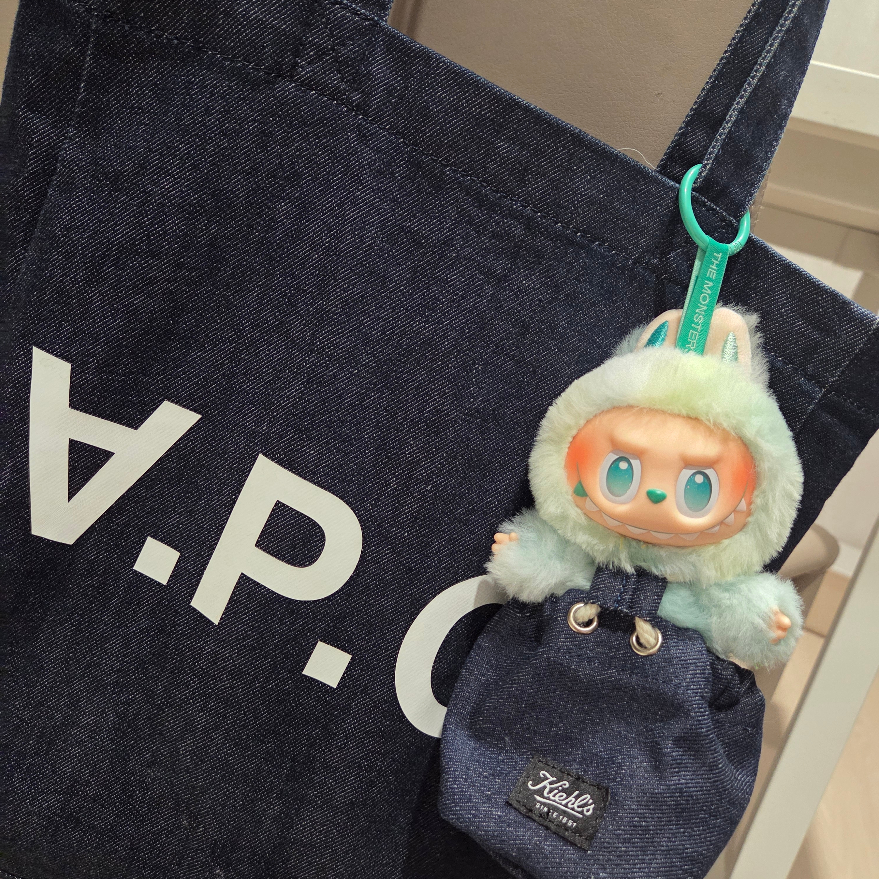 Pop Mart Labubu The Monsters Highlight Series Serenity Keyring (Opened Case) 착용 스타일