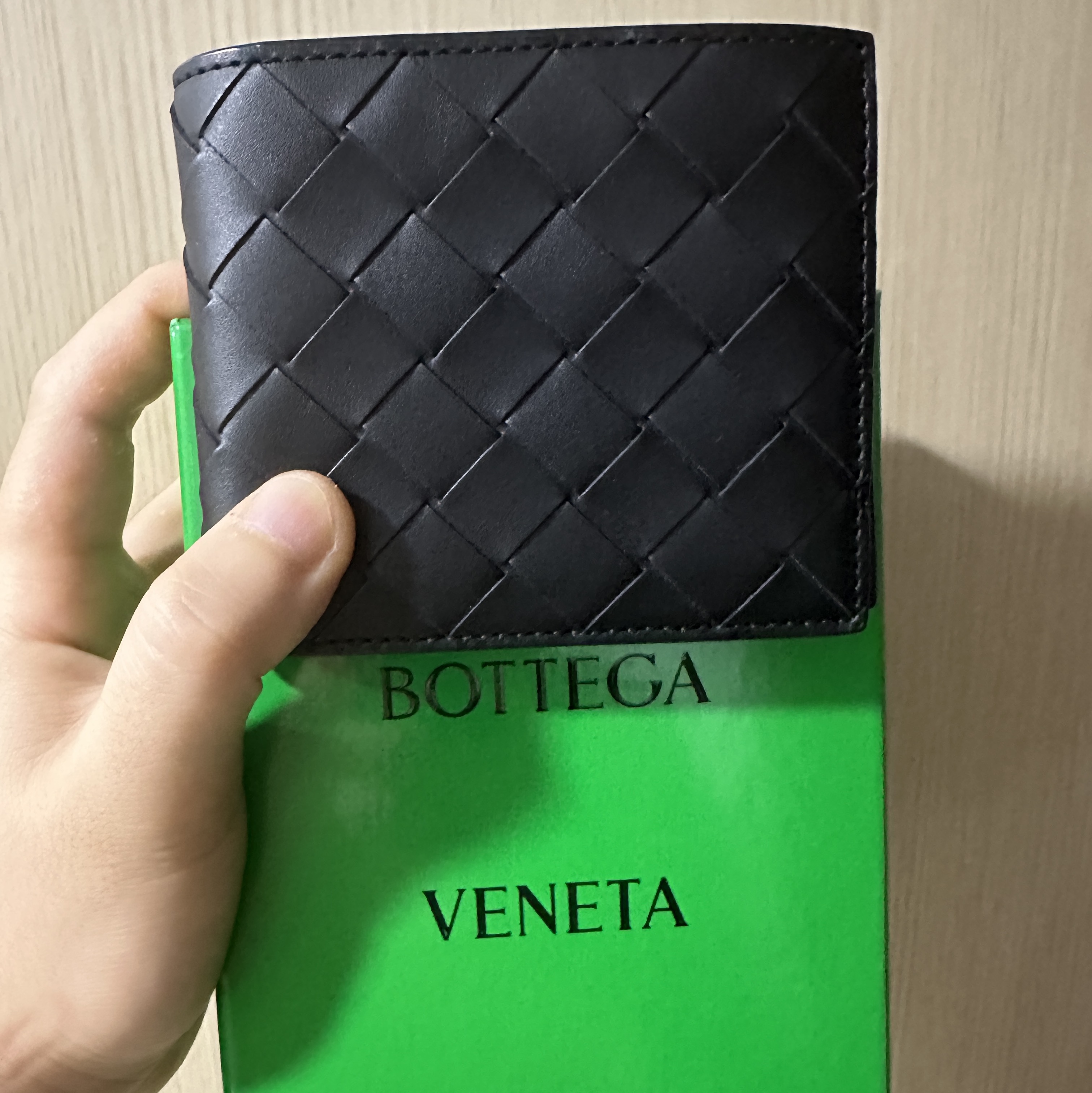 Bottega Veneta Bi-Fold Wallet Black 착용 스타일