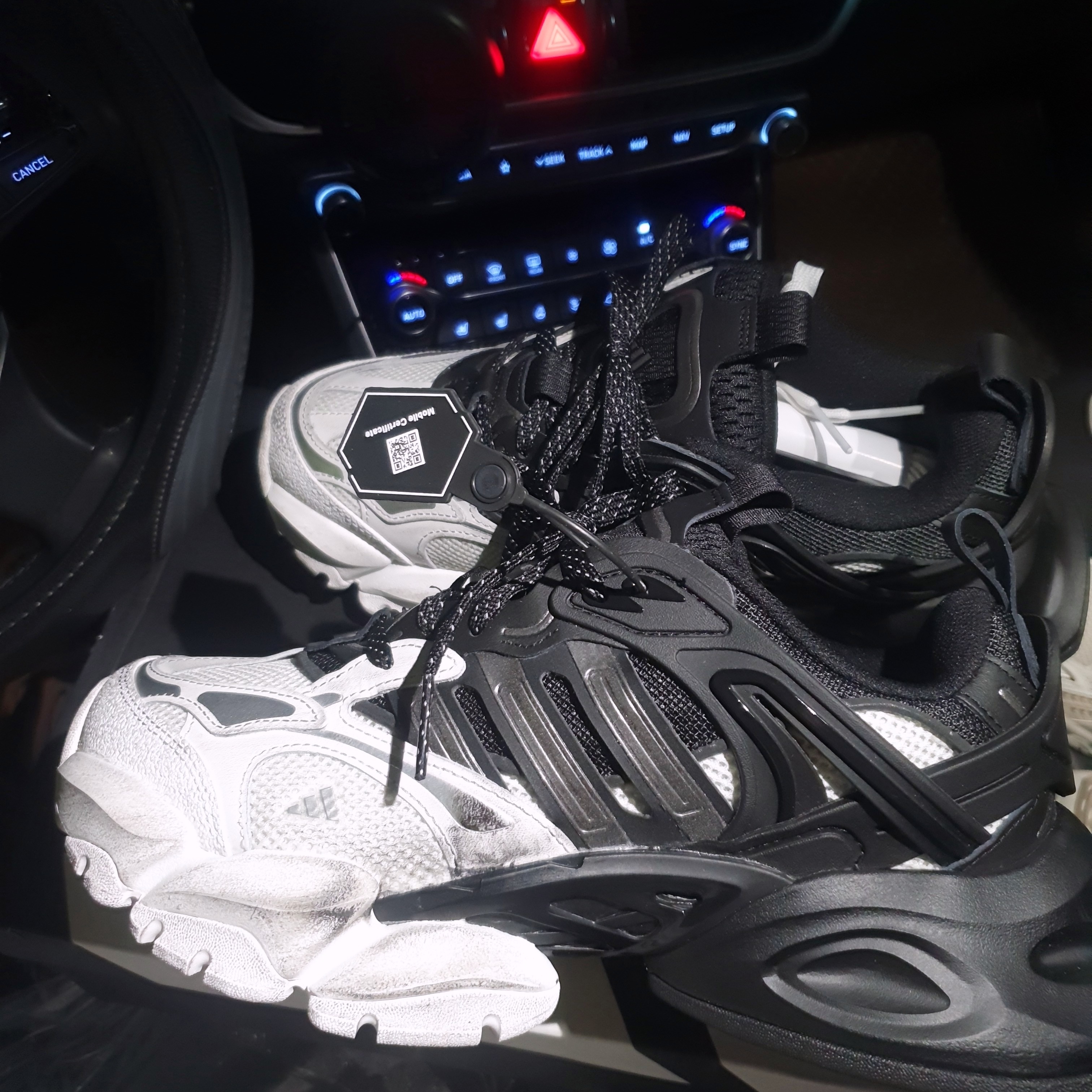 Adidas Vento XLG Runner Deluxe Sneakers White Black 착용 스타일 - 2
