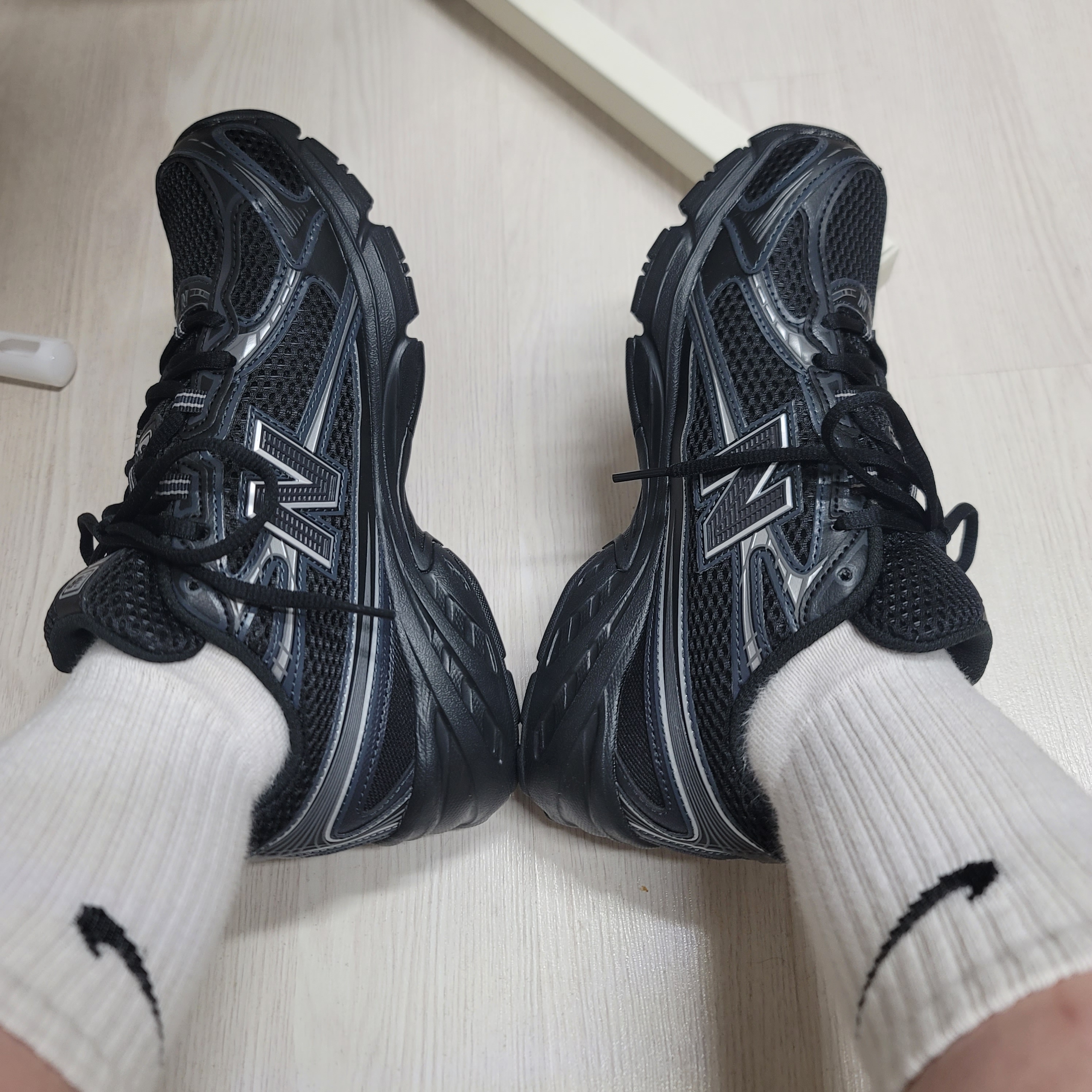 New Balance 740v2 Black Silver Metallic 착용 스타일 - 1