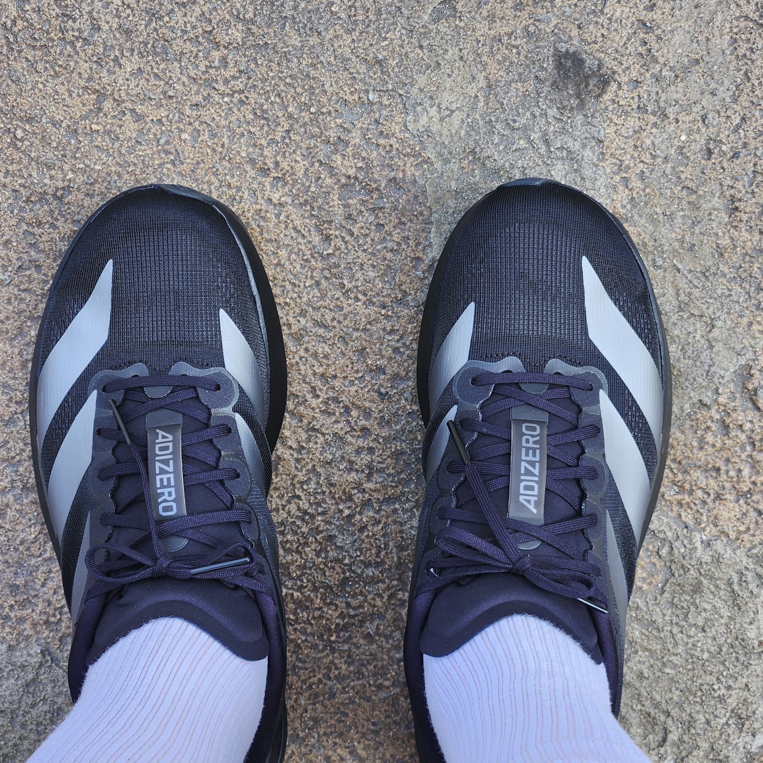 Adidas Adizero EVO SL Core Black Iron Metallic 착용 스타일