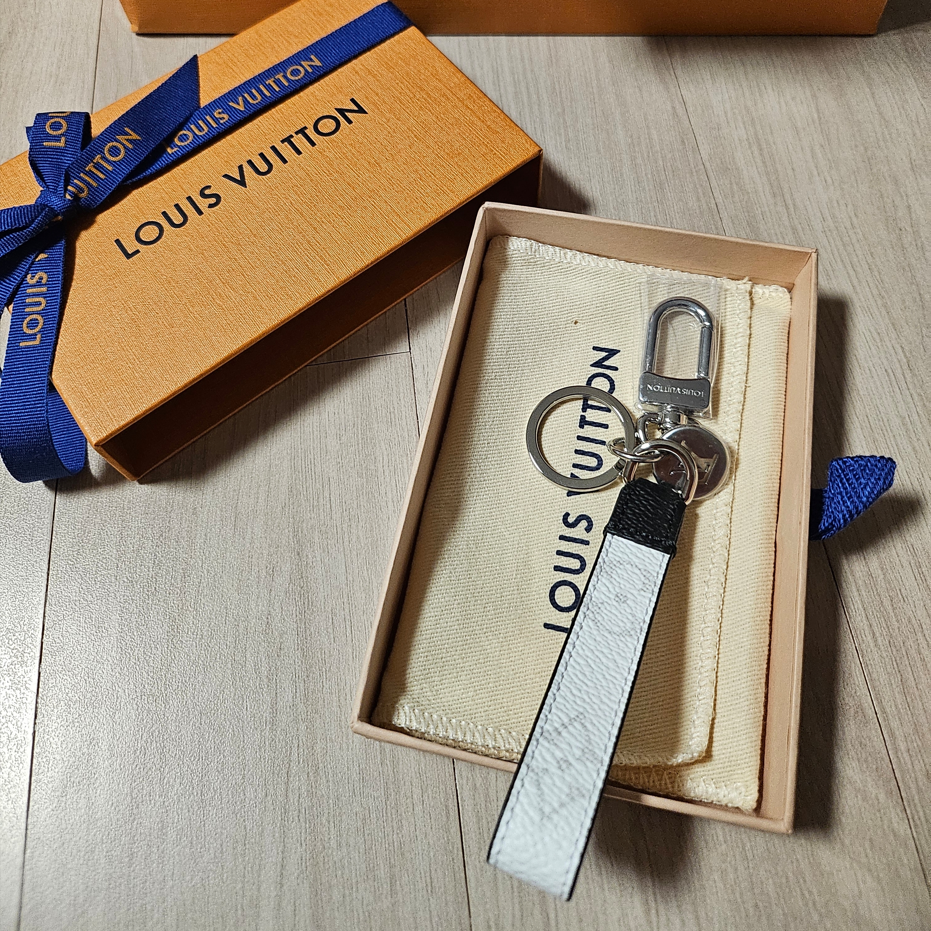 Louis Vuitton Slim Dragonne Bag Charm & Key Holder White Monogram 착용 스타일 - 1