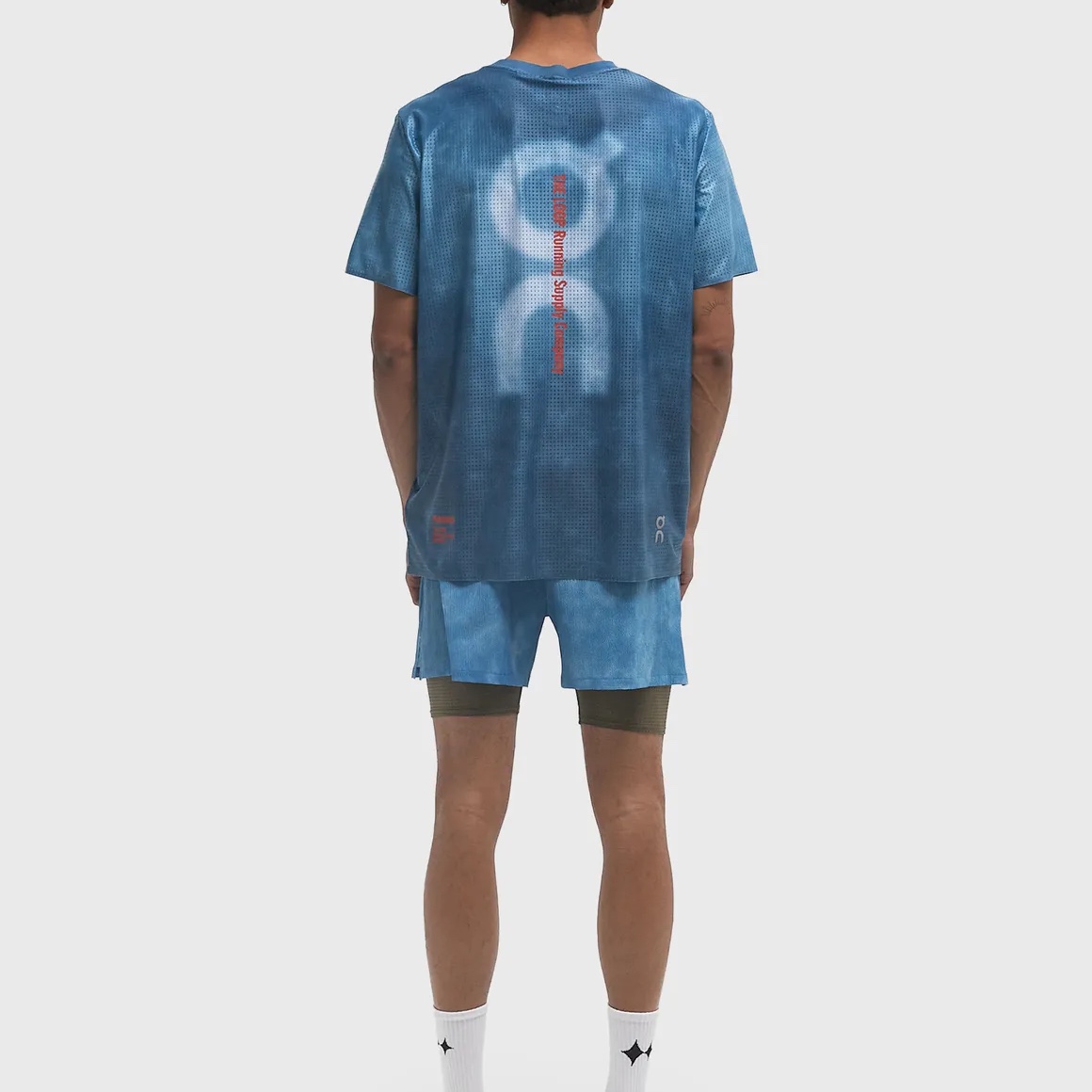 On Running x Pleasures x The Loop Pace T-Shirt Nile, On Running x Pleasures x The Loop Shorts Blizzard 착용 스타일 - 1