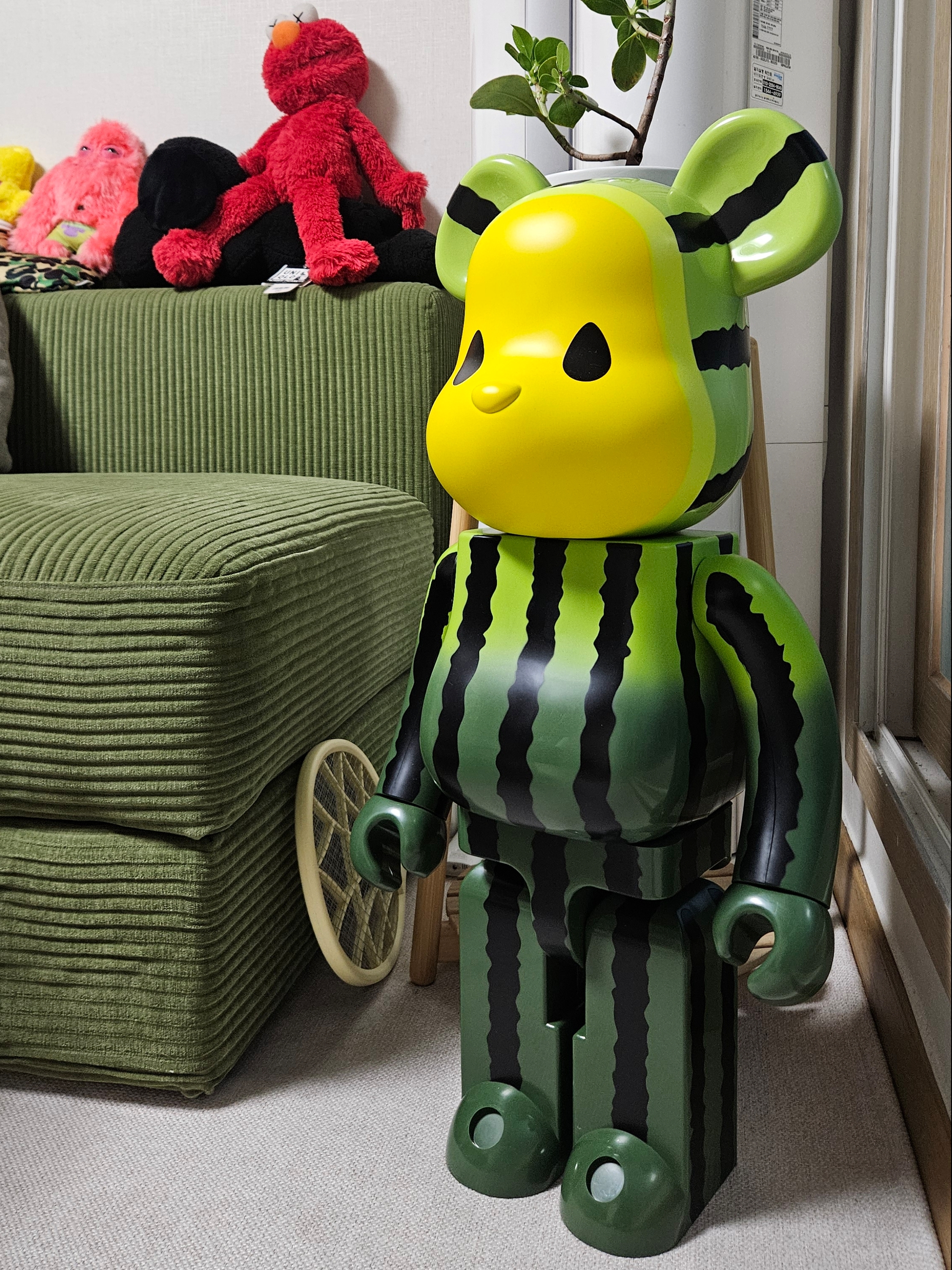 Bearbrick x Clot Summer Fruits Yellow Watermelon 1000%, Uniqlo x Kaws x Sesame Street Elmo Toy Red 착용 스타일 - 1