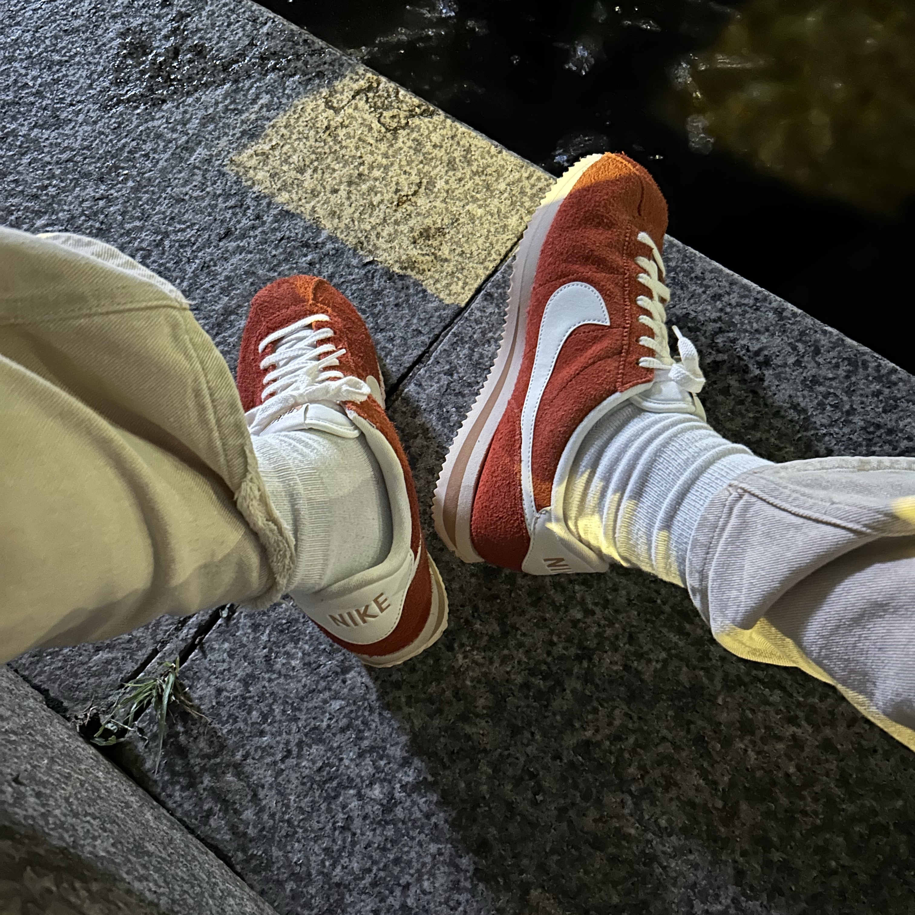 Nike Cortez SE Dark Russet Flax 착용 스타일