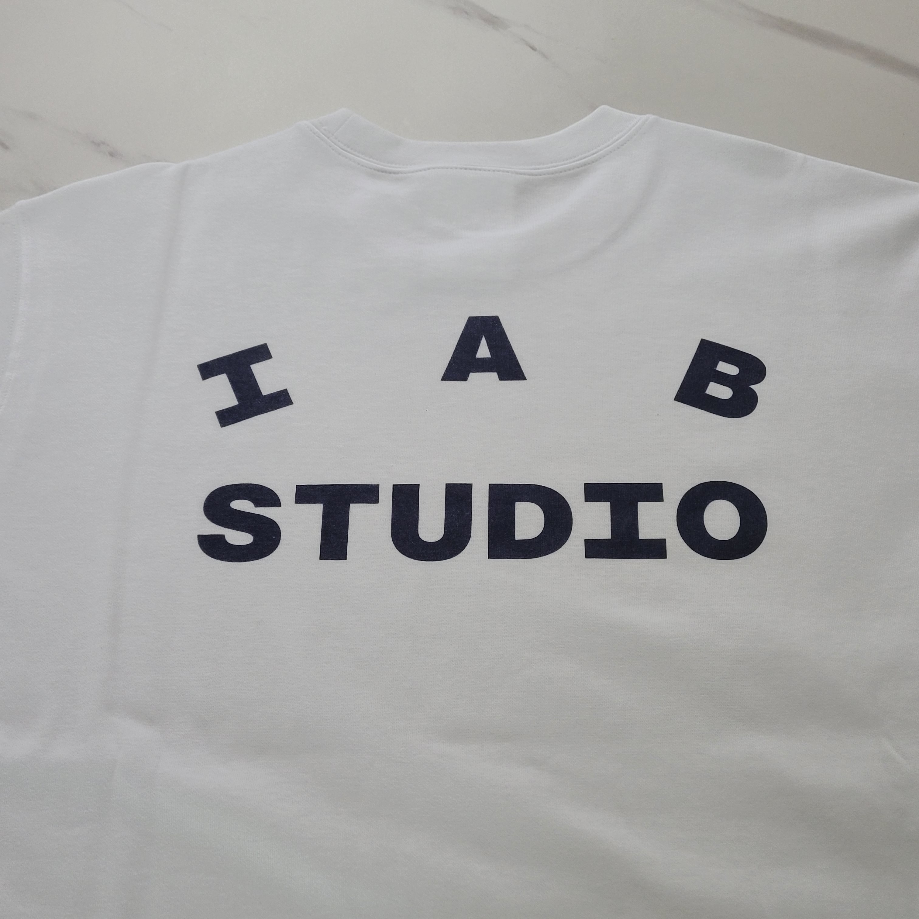 IAB Studio T-Shirt White Navy 착용 스타일 - 1