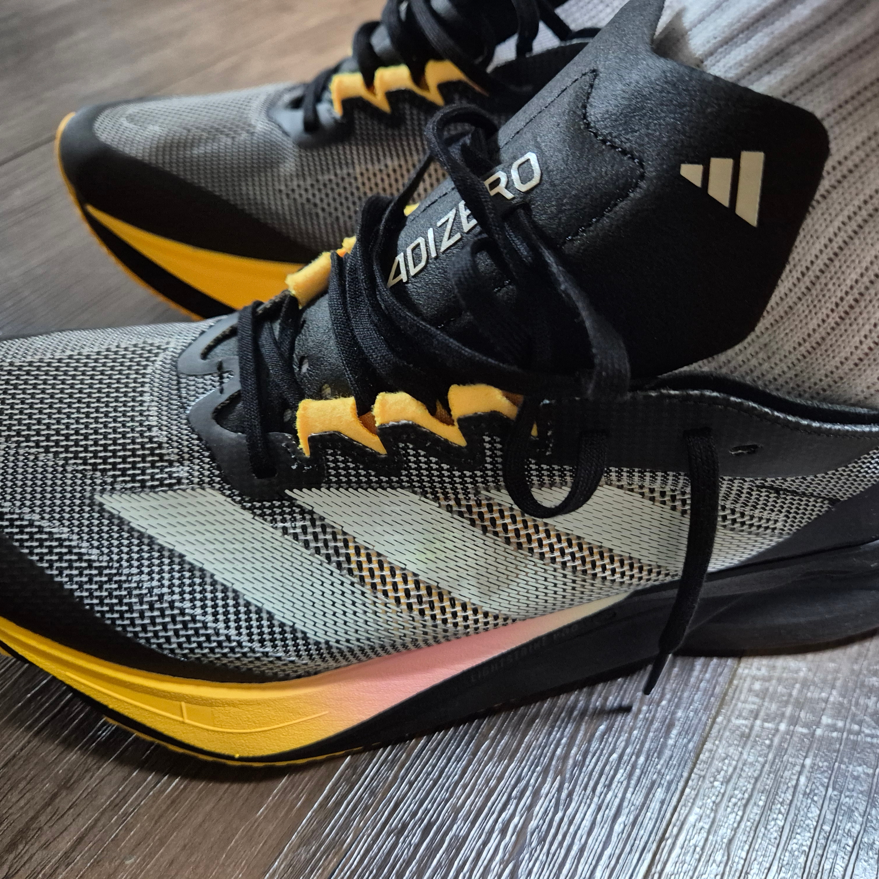 Adidas Adizero Boston 12 Core Black Zero Metalic 착용 스타일 - 1