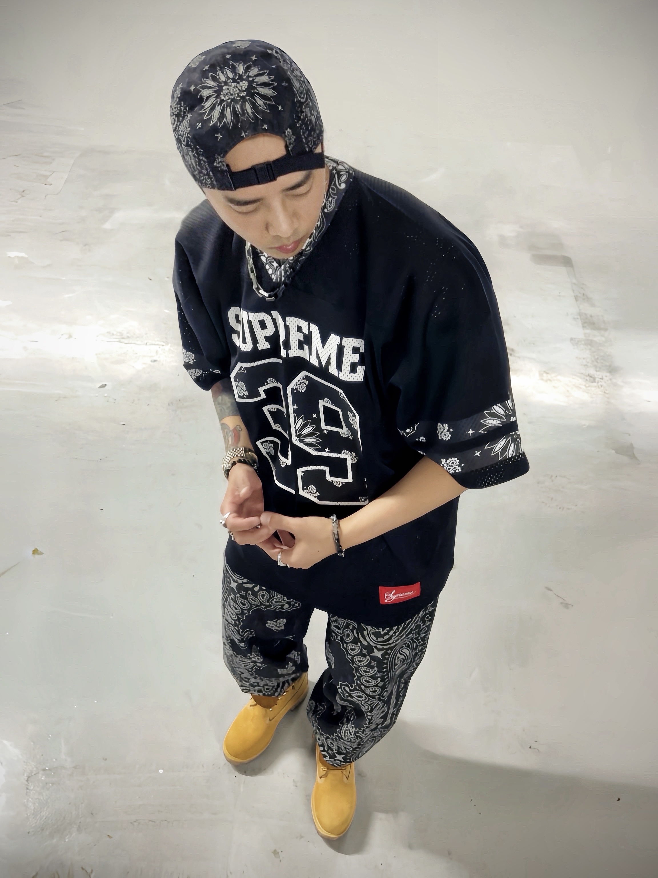 Supreme Bandana Jacquard Denim Camp Cap Black - 25SS, Supreme Small Box T-Shirt Black Bandana - 21SS 착용 스타일