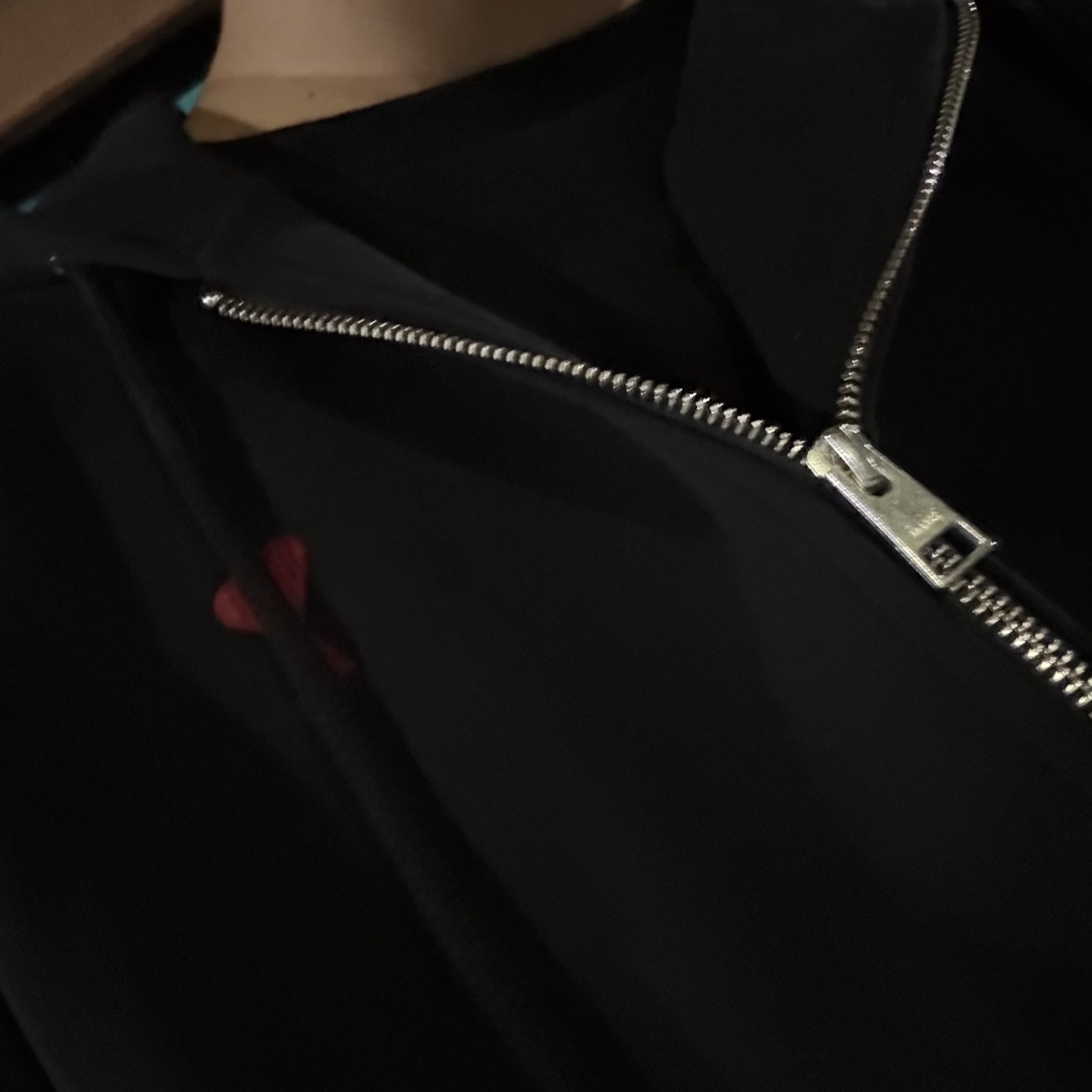 AMI de Coeur Loopback Oragnic Cotton Fleece Zipped Hoodie Black 착용 스타일