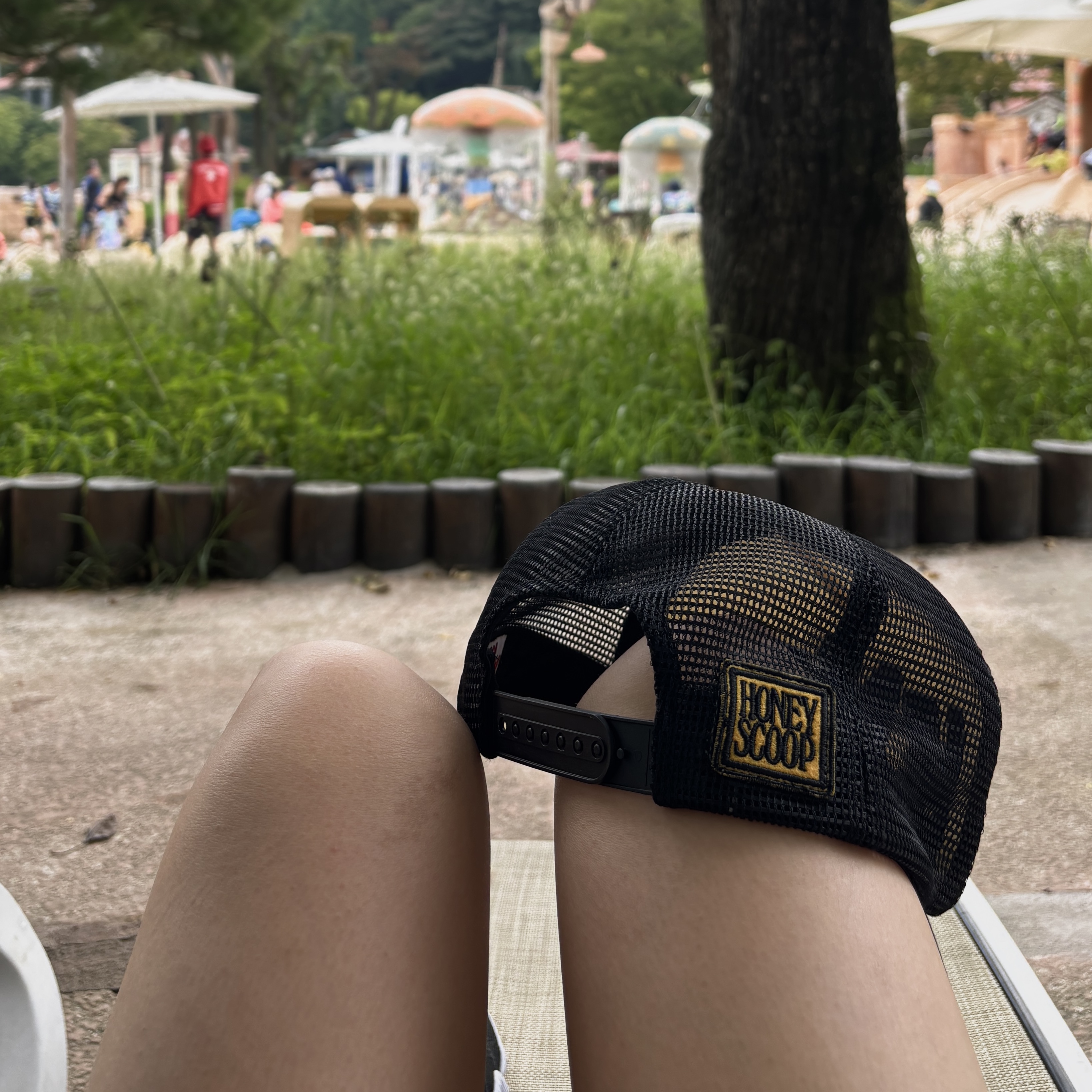 Honey Scoop House HNY Logo Trucker Cap Black, Oakley Sutro Lite Matte Carbon Frame Prizm Golf Lenses Low Bridge Fit 착용 스타일 - 2