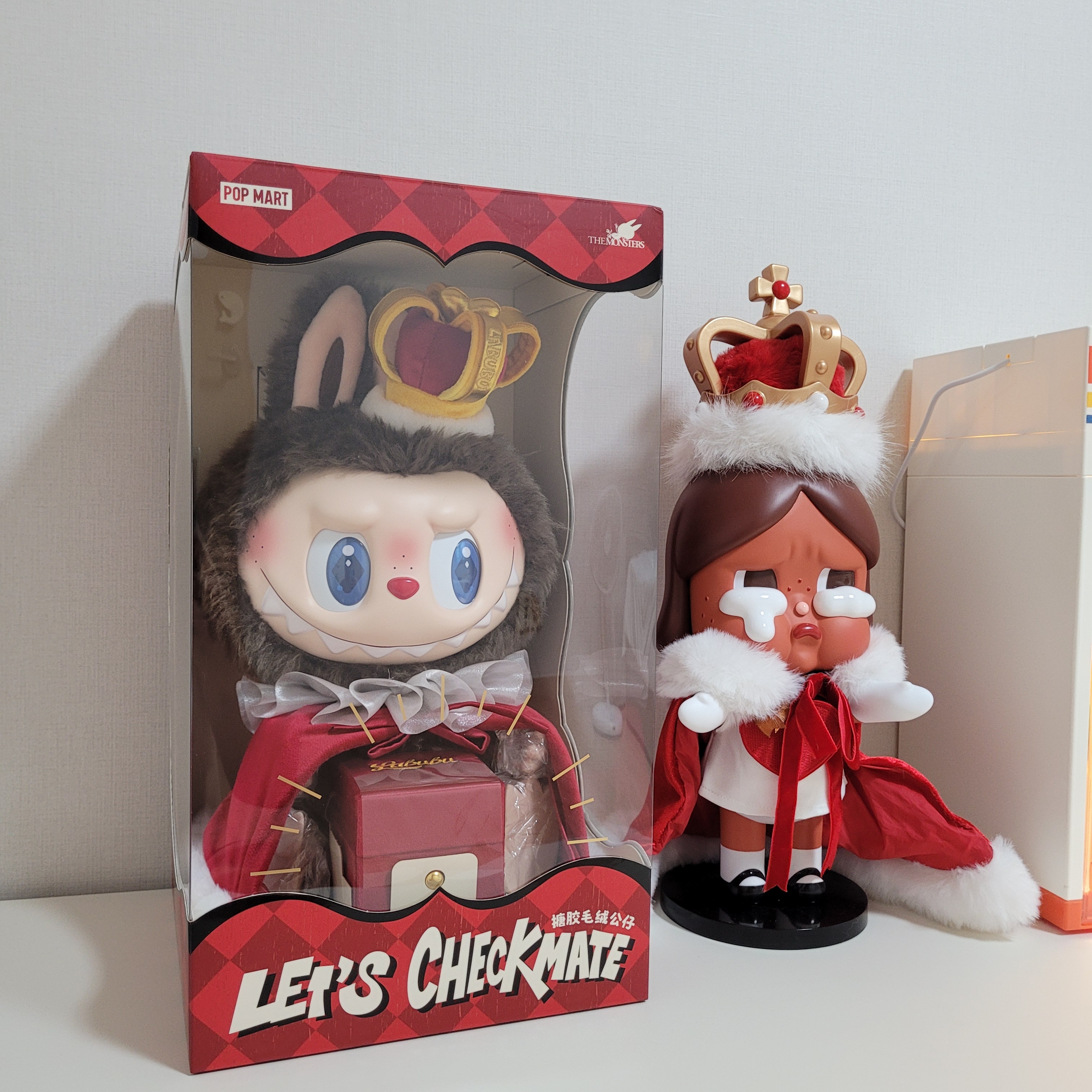 Pop Mart Mega Crybaby The Queen of Broken Heart 400%, Pop Mart The Monsters Checkmate Series Doll 착용 스타일