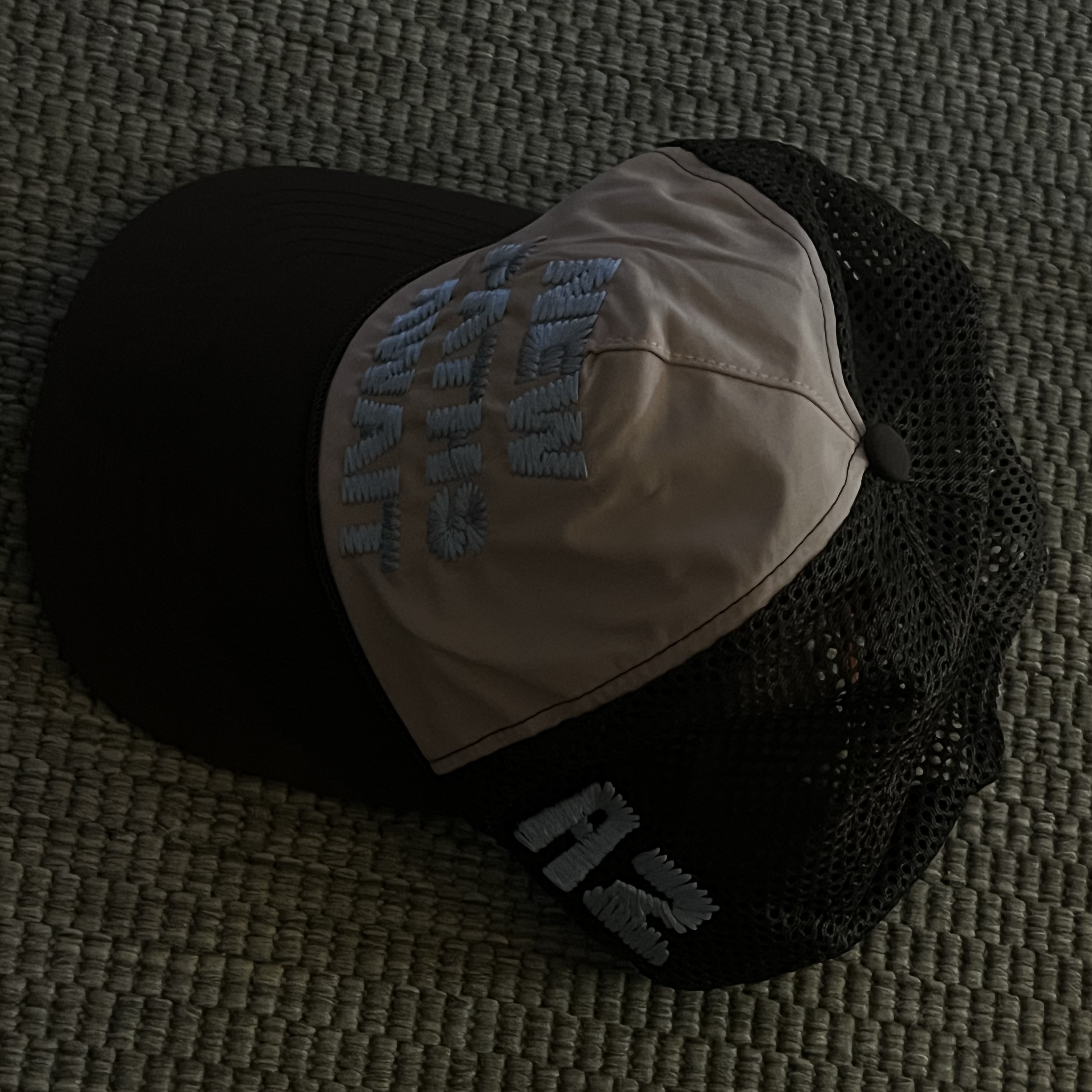 Alex Zono x Woodz New Paths Await Trucker Hat Beige 착용 스타일 - 2