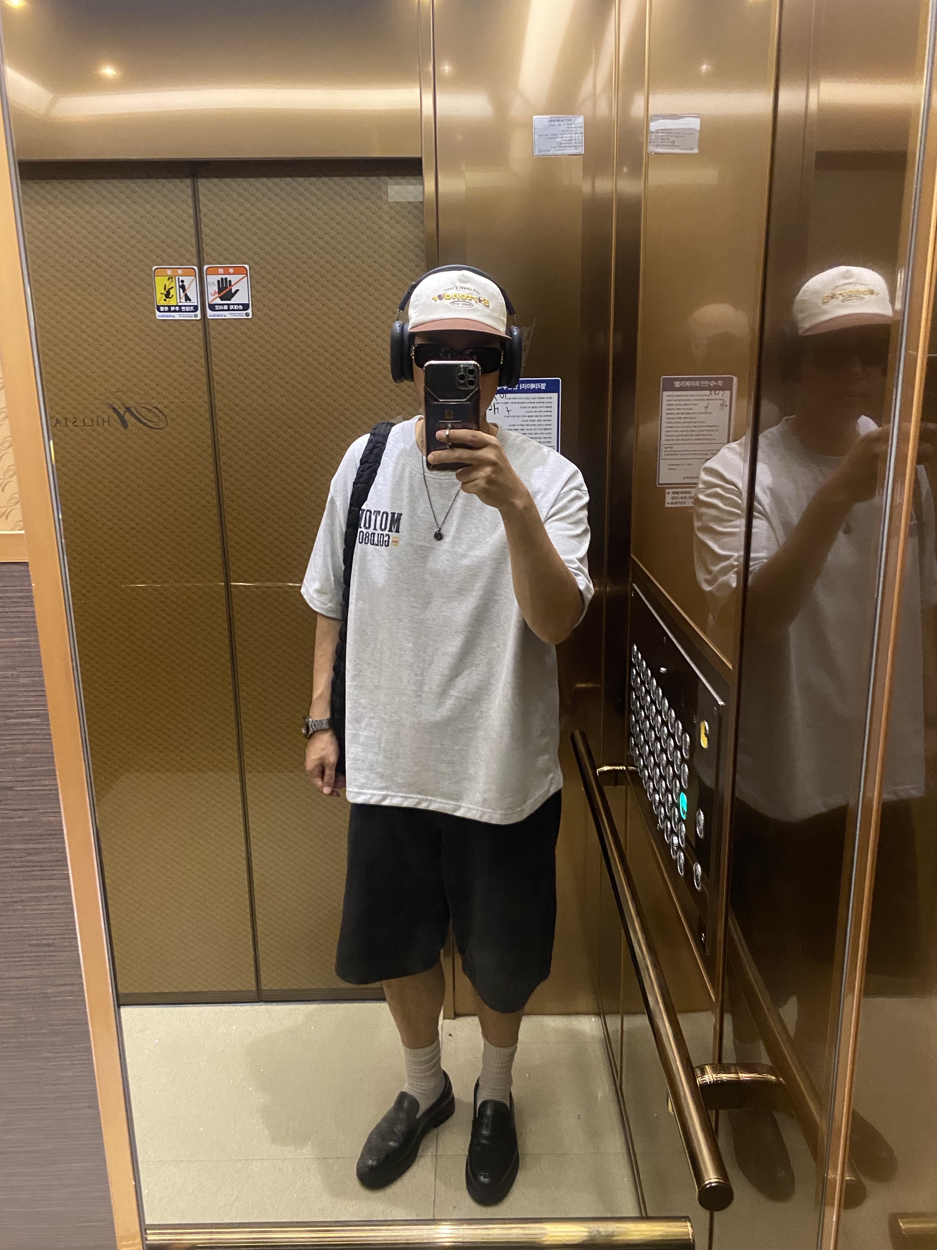COS Quilted Oversized Shoulder Bag Black, Apple AirPods Max USB C Midnight (Korean Ver.) 착용 스타일
