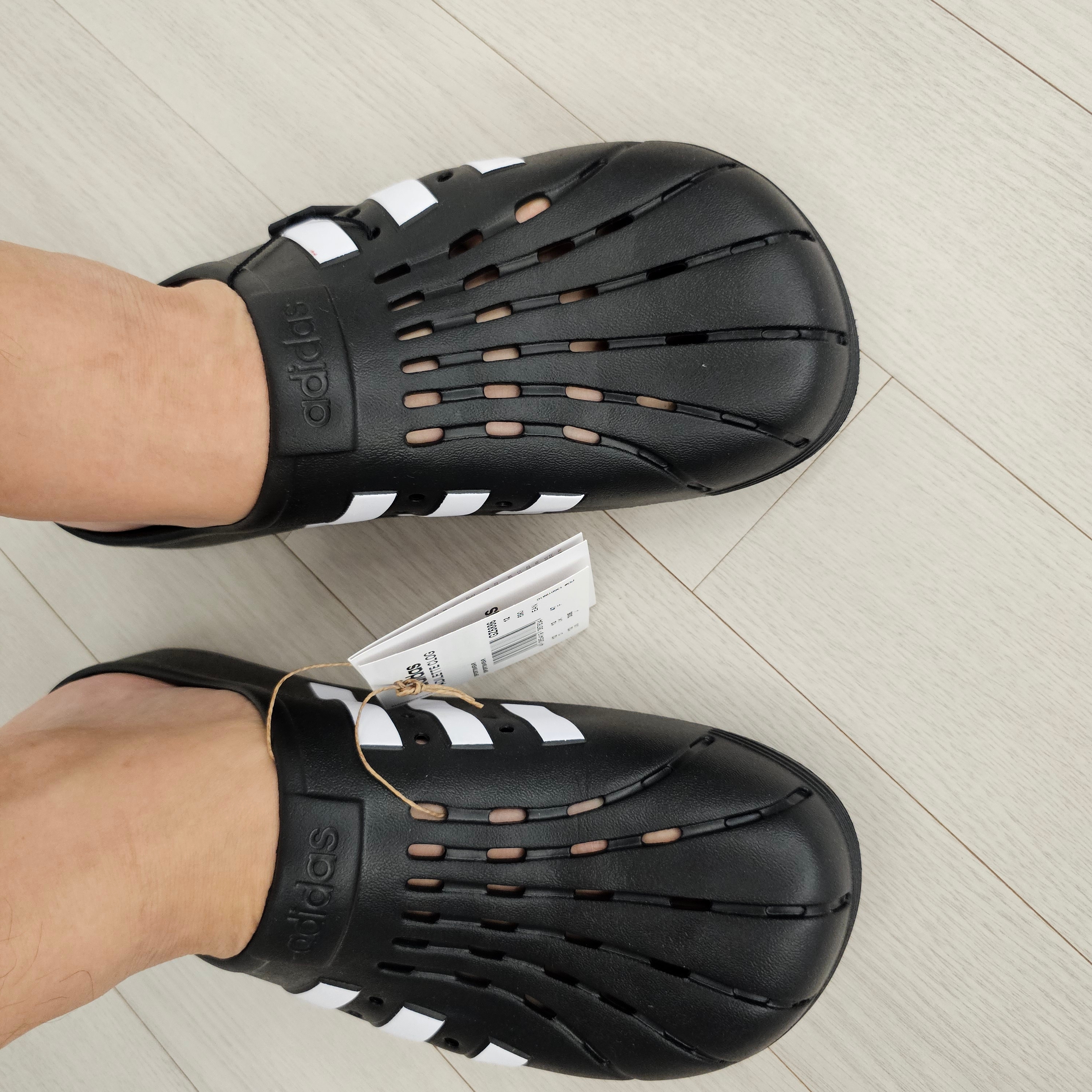 Adidas Adilette Clog Black White 착용 스타일