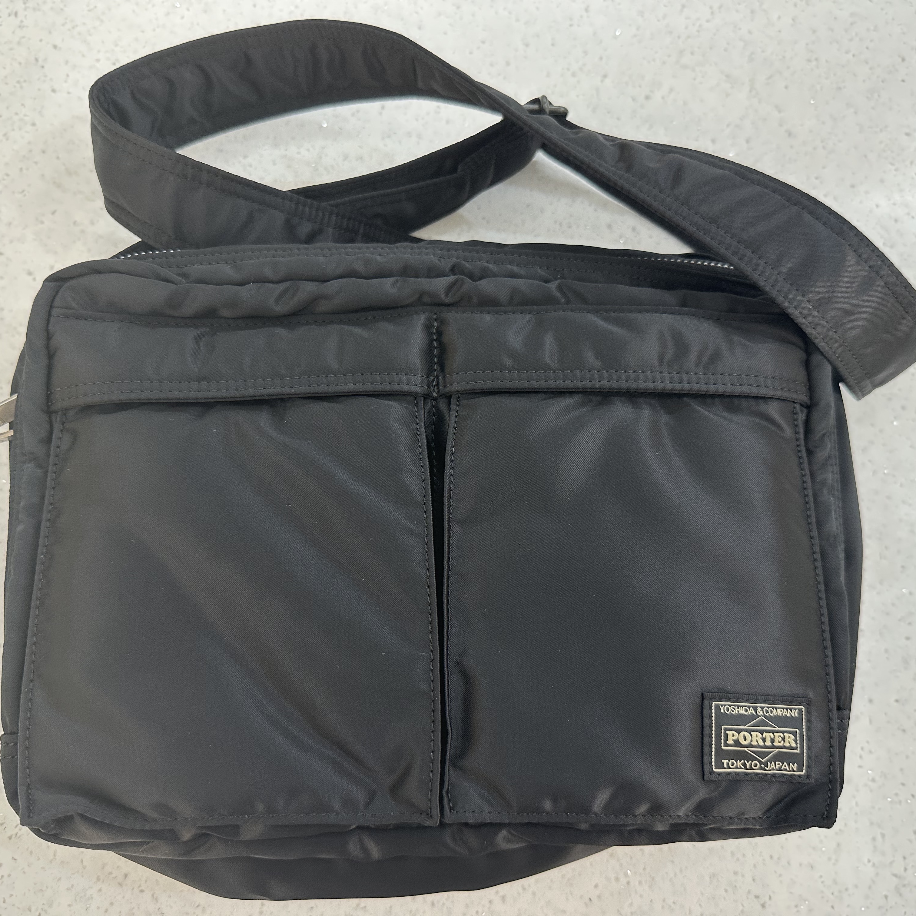 Porter All New Tanker Sling Bag Zip L Black 착용 스타일