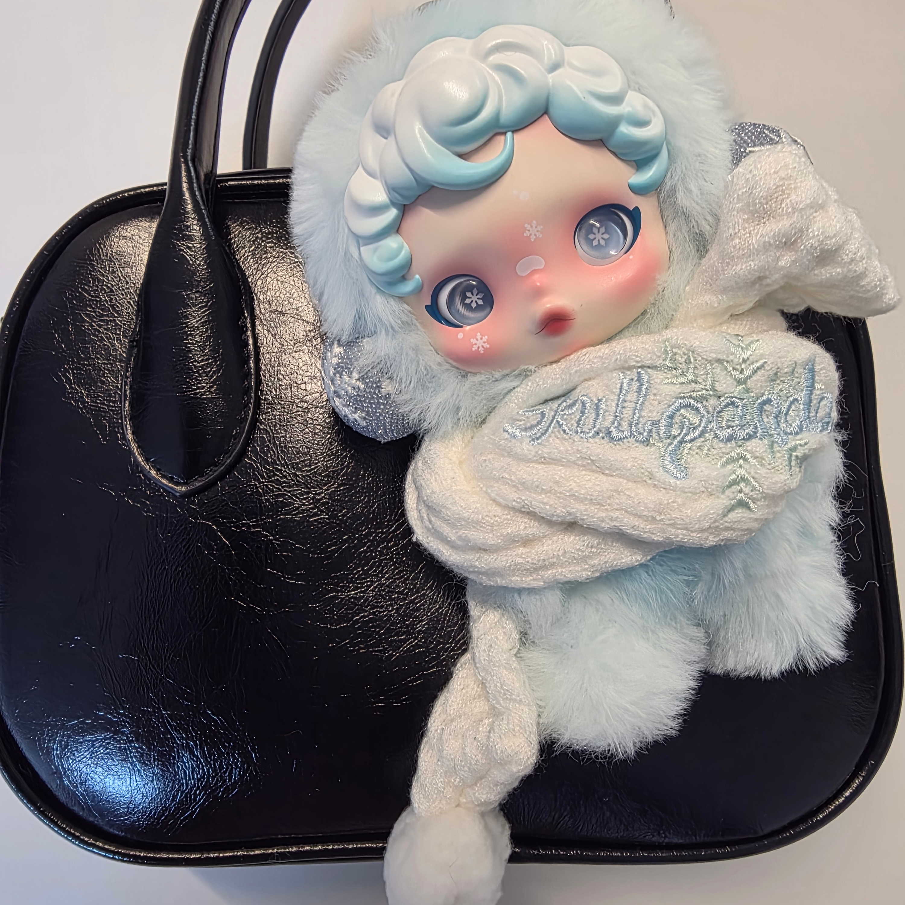 Pop Mart Skullpanda Winter Symphony Series Keyring Song of Snow (Opened Case) 착용 스타일