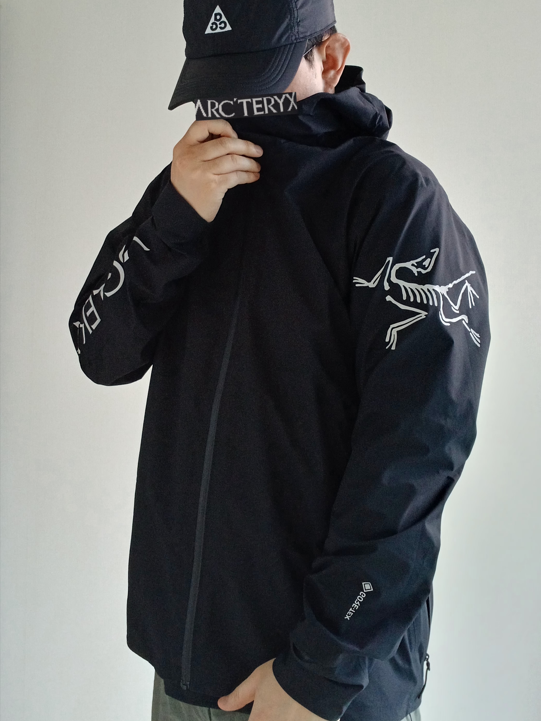 Nike ACG Trail Cap Black, Arc'teryx Norvan Jacket Black 착용 스타일 - 1
