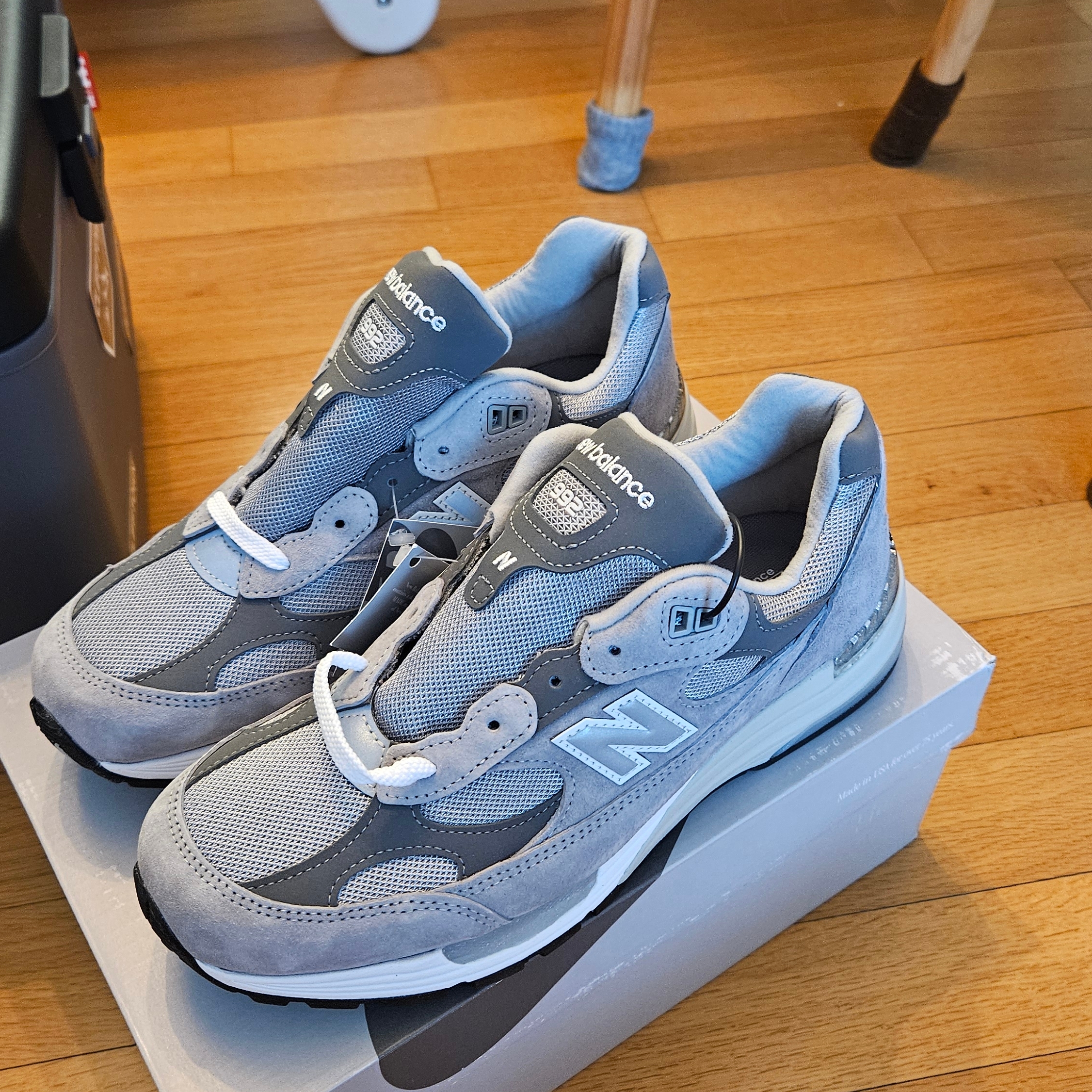 New Balance 992 Made in USA Core Grey Silver Metallic 착용 스타일