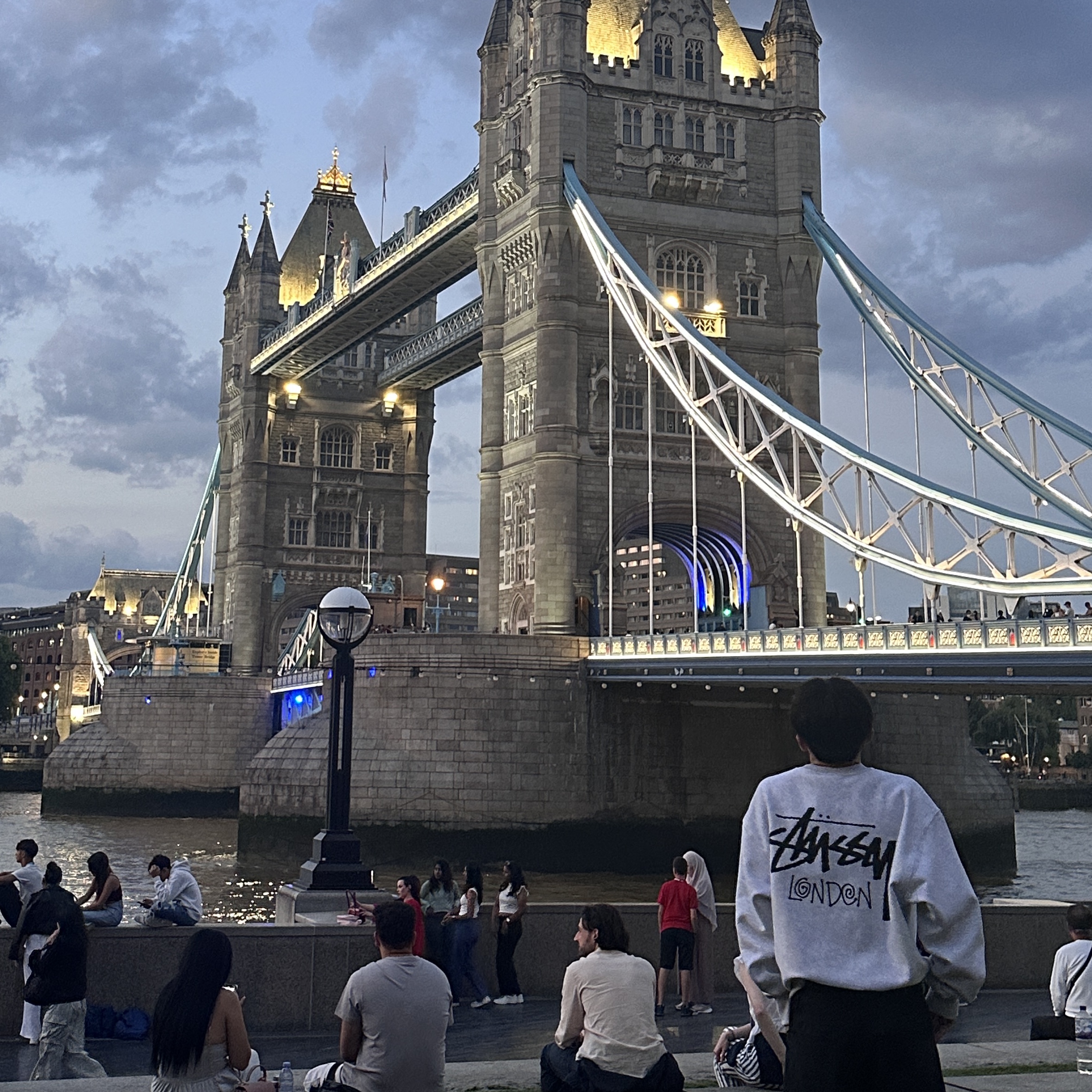 Stussy Stock London Crew Ash Heather 착용 스타일