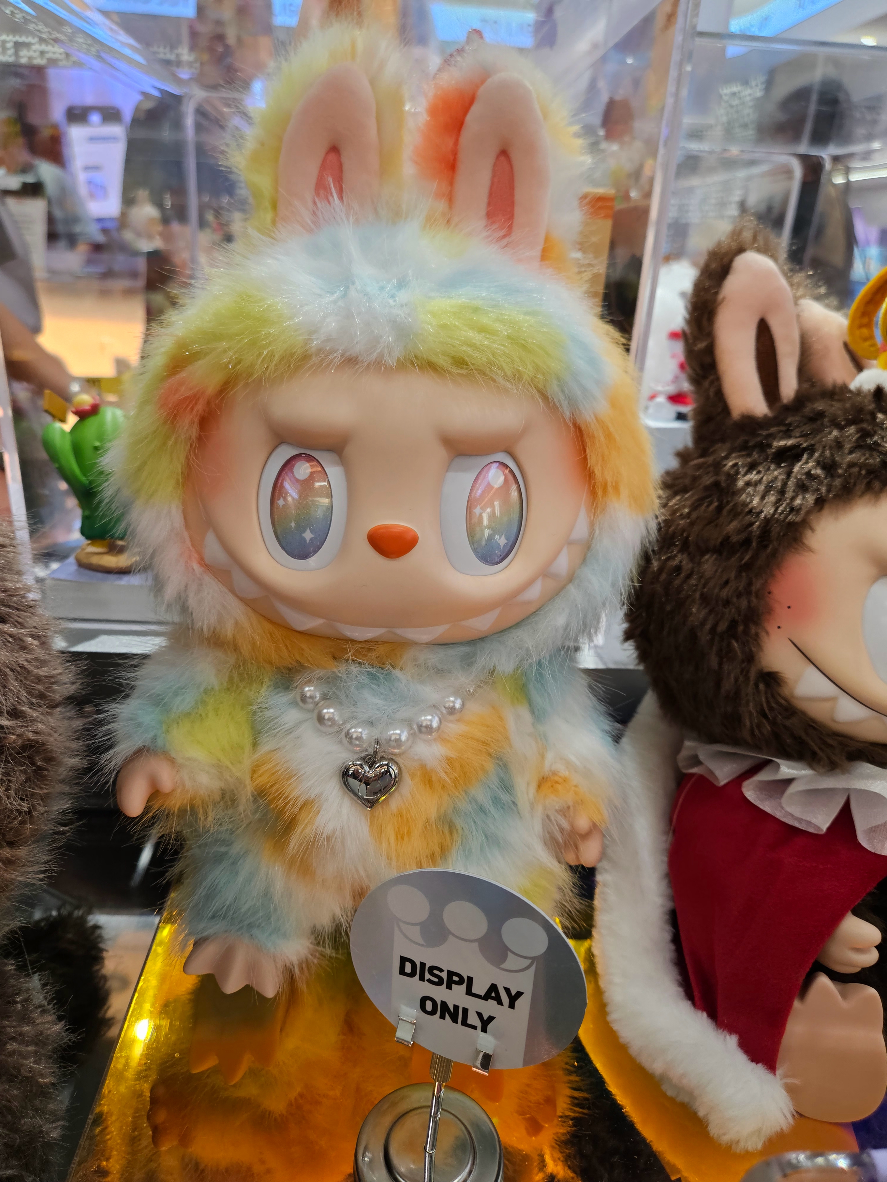 Pop Mart Labubu The Monsters Big Into Energy Series-Rock The Universe Vinyl Plush Doll, Pop Mart Dimoo Crush On Coffee Series Soft Faced Plush Keychain Caramel Coffee (Opened Case) 착용 스타일 - 1