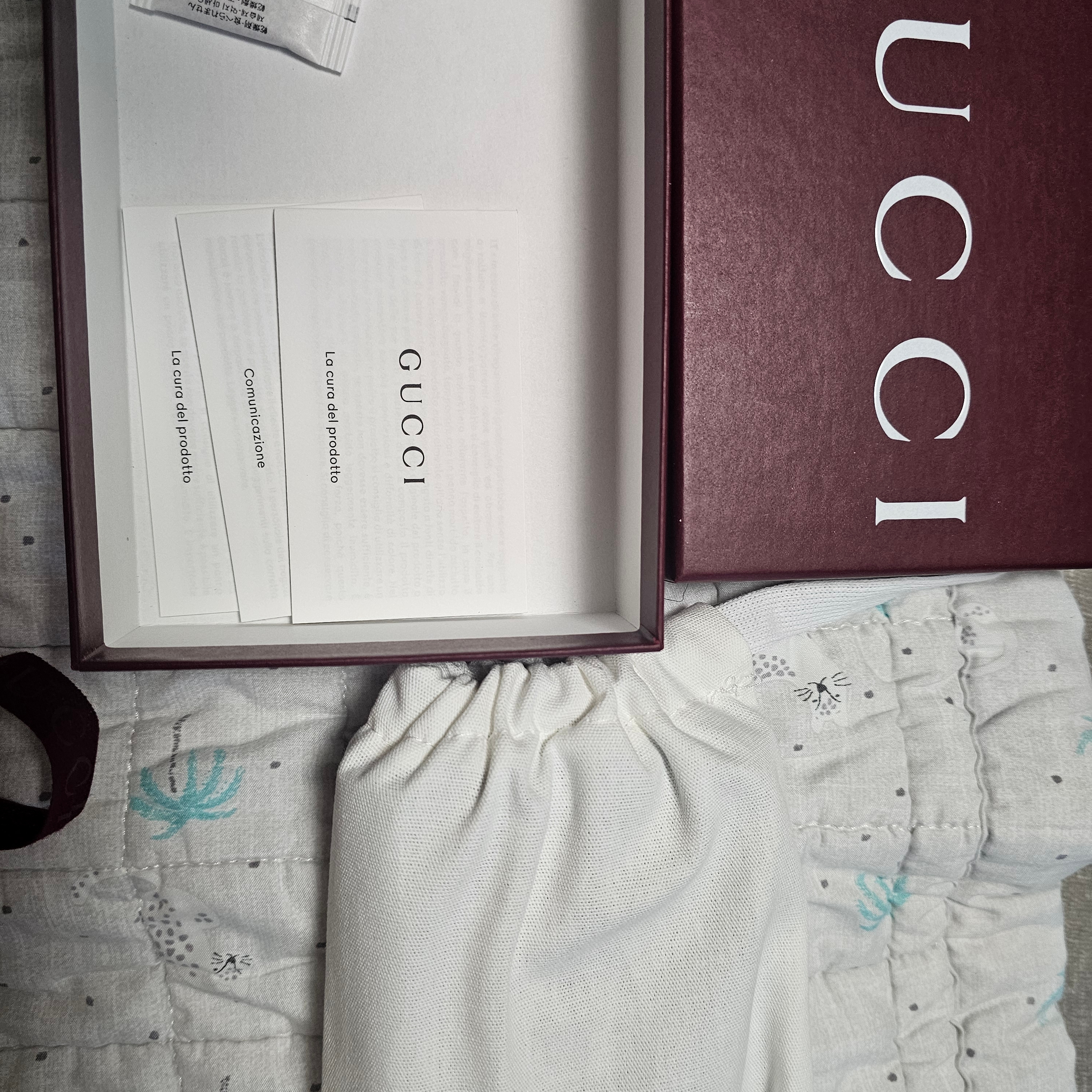 Gucci Ophidia GG Passport Case Beige Ebony 착용 스타일 - 3