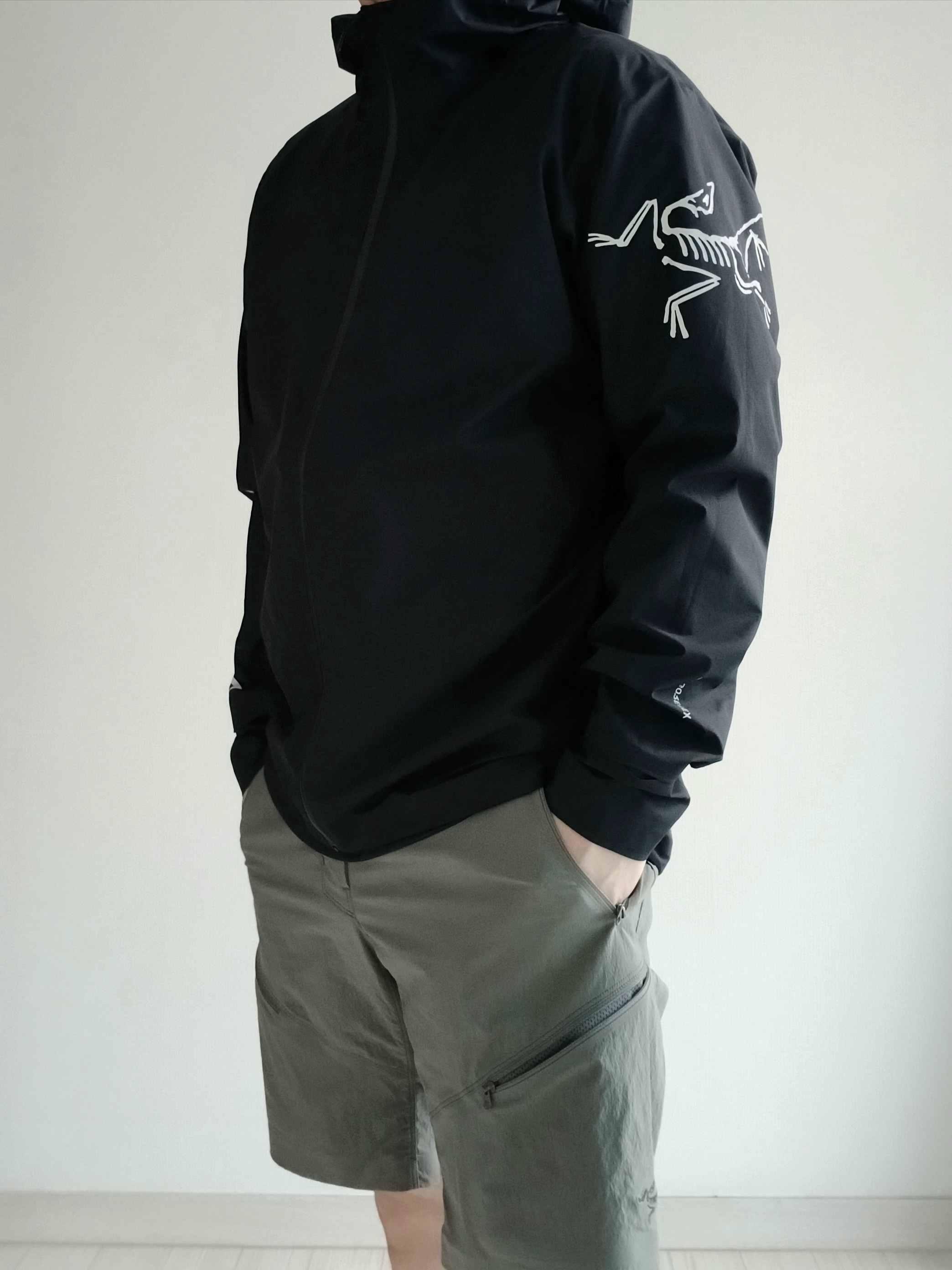 Nike ACG Trail Cap Black, Arc'teryx Norvan Jacket Black 착용 스타일 - 7