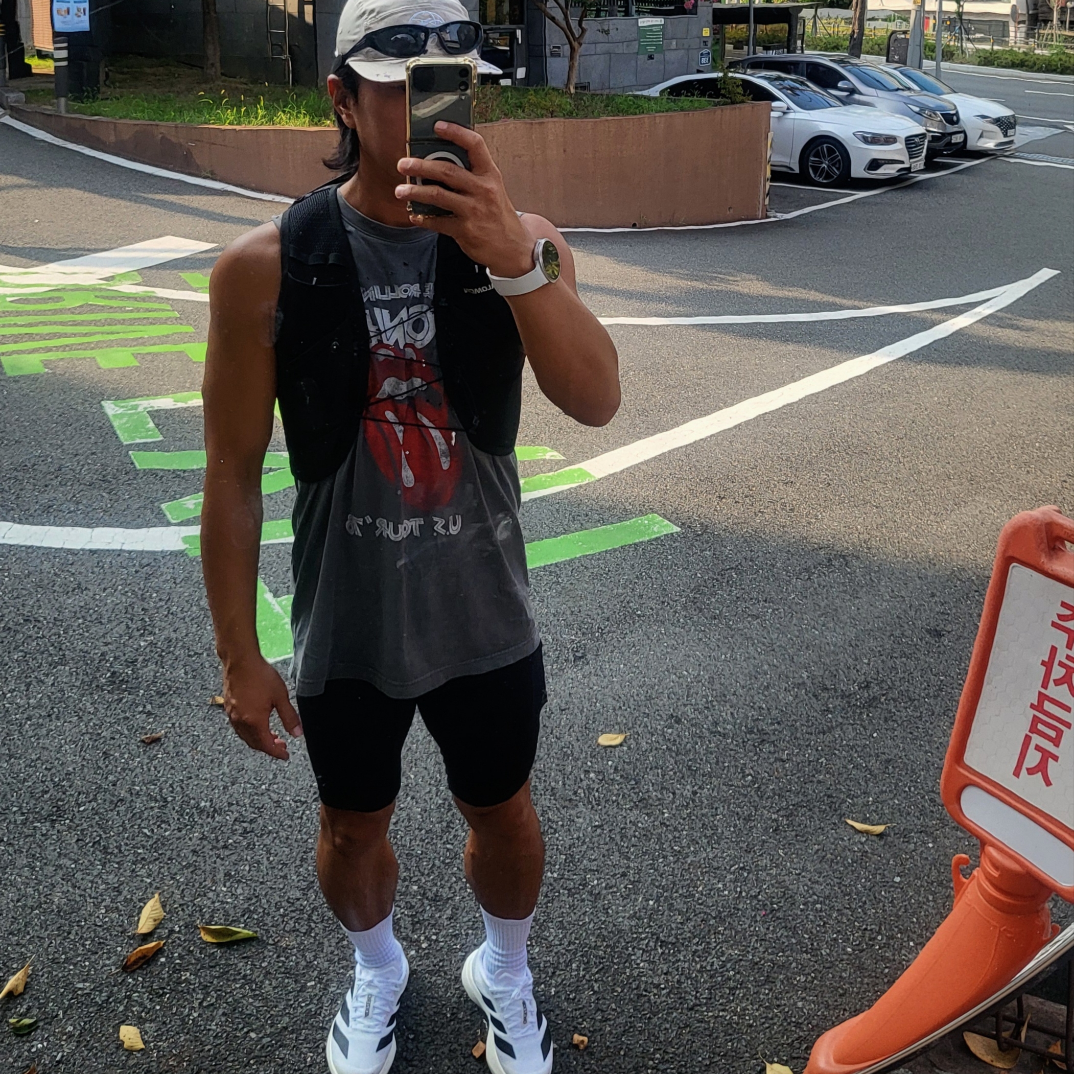 Salomon Active Skin 8 Set Black Metal, (W) Adidas Adizero EVO SL Cloud White Core Black 착용 스타일 - 1