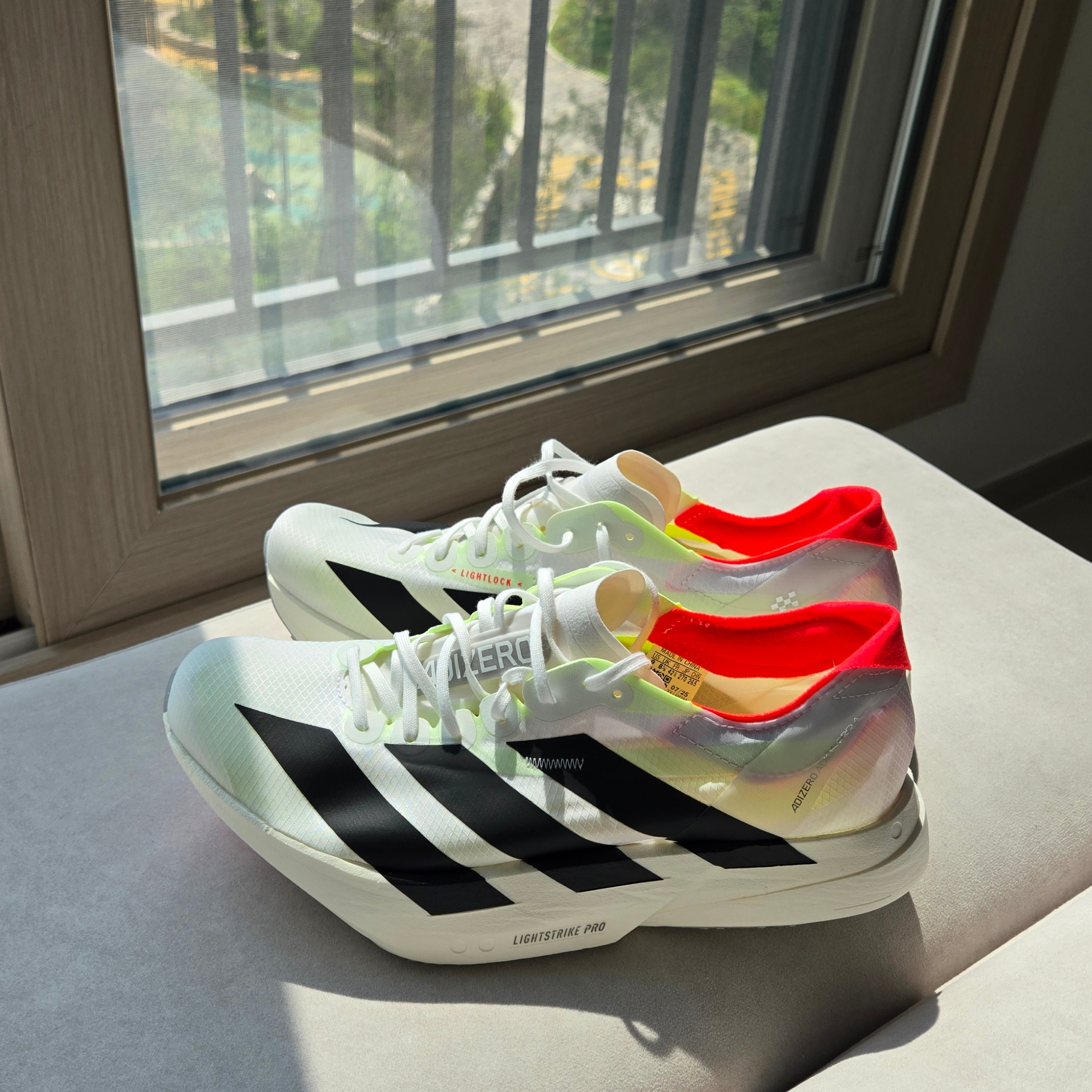 Adidas Adizero Adios Pro 4 Cloud White Core Black 착용 스타일 - 3