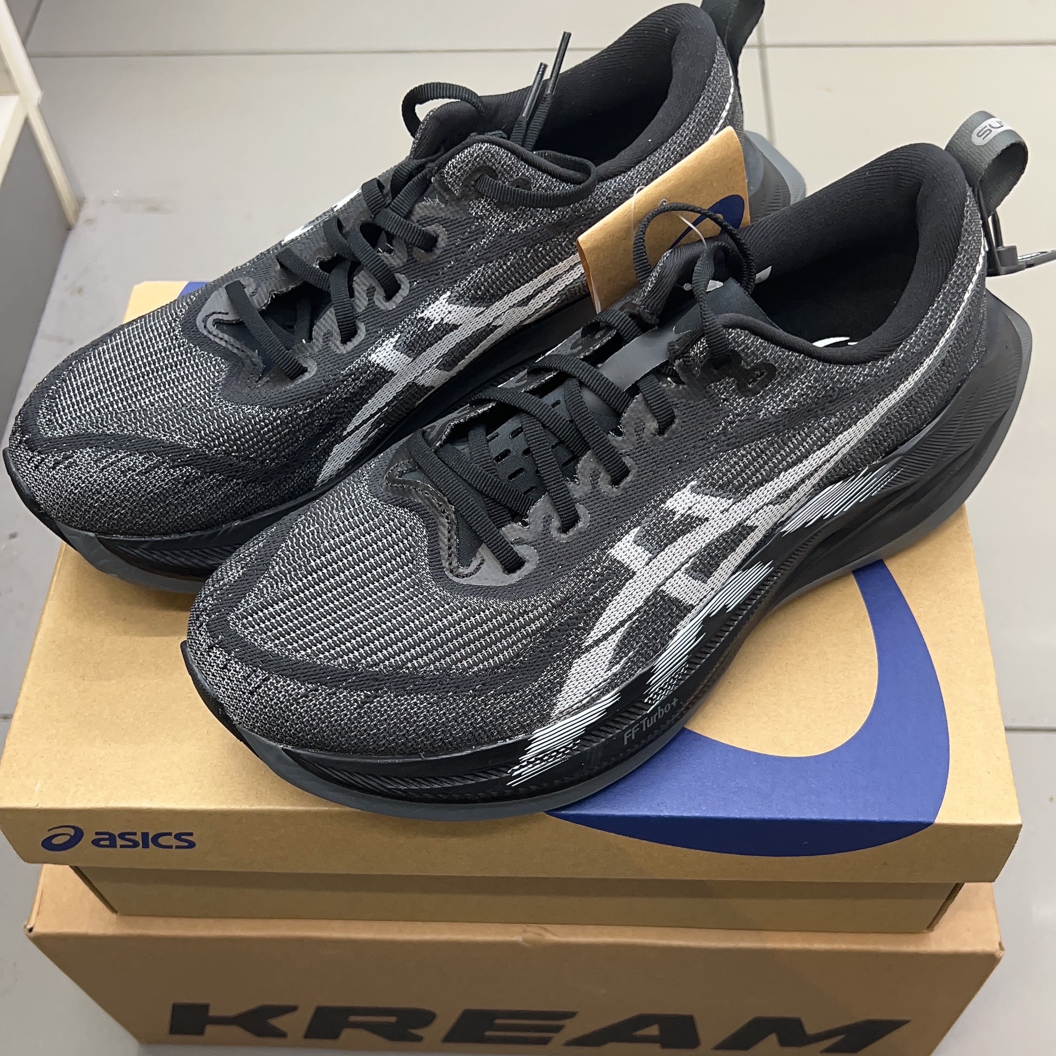 Asics Superblast 2 Black White 착용 스타일