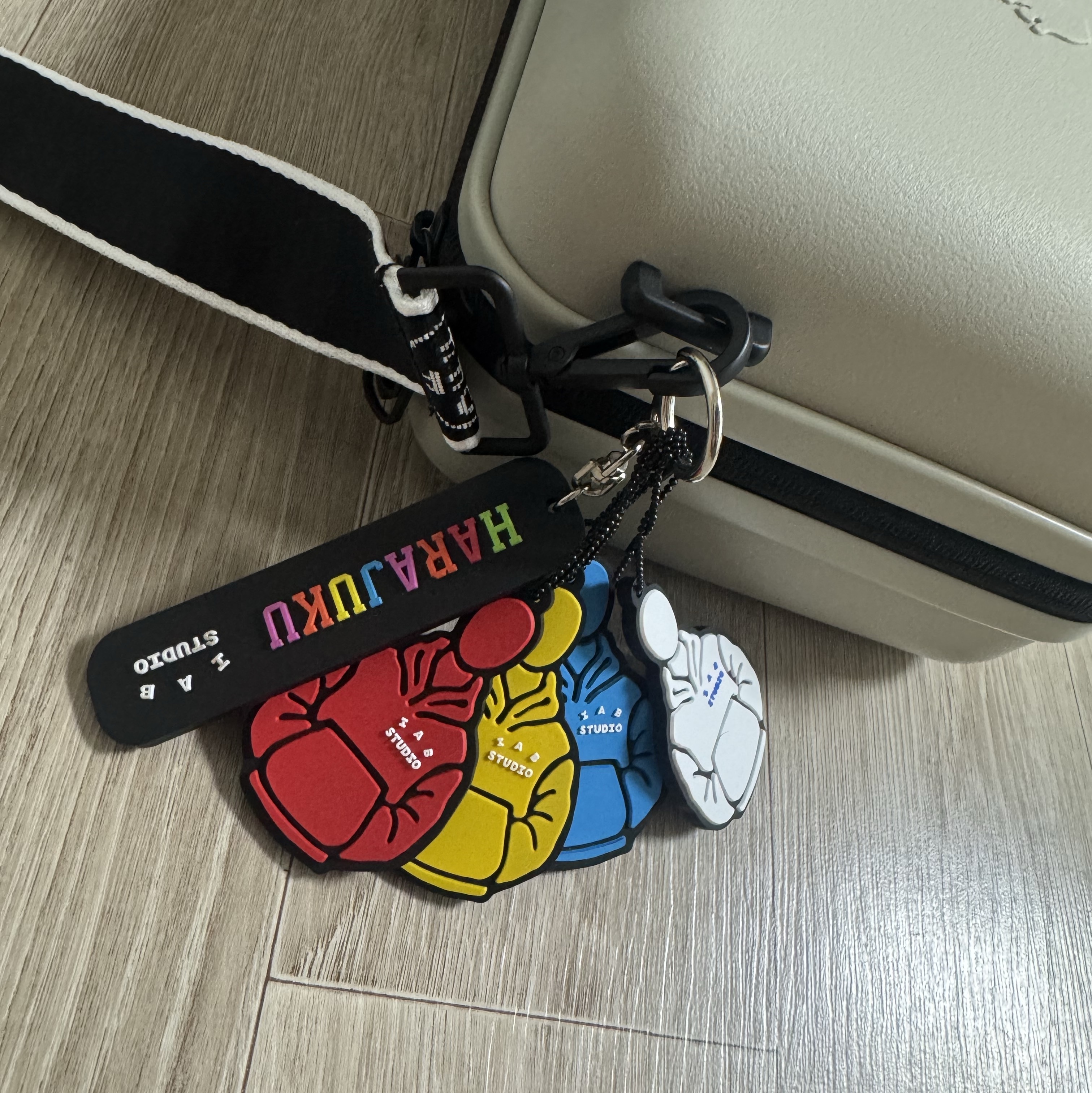 IAB Studio Harajuku Keychain - Harajuku Exclusive, IAB Studio Hoodie Keyring Red 착용 스타일