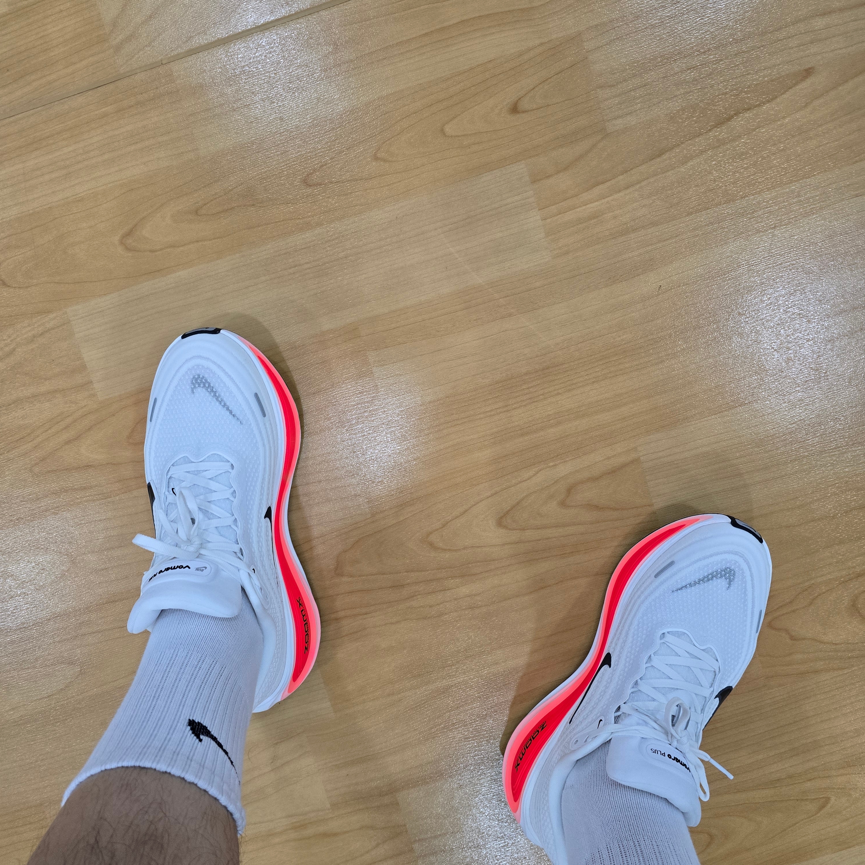 Nike Zoom Vomero Plus White Bright Crimson 착용 스타일