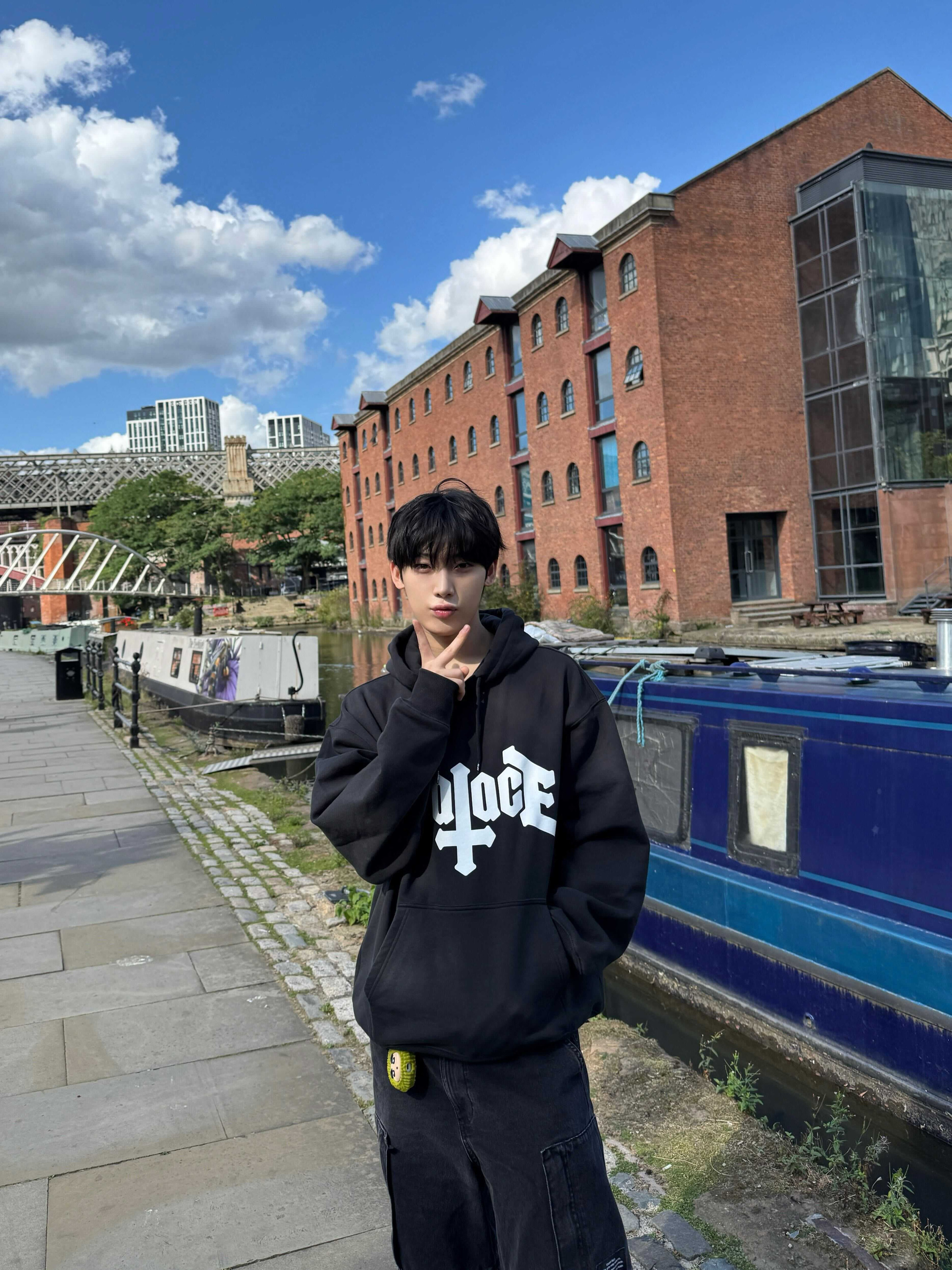 Palace Cross Hood Black - 25FW, GU x Undercover Denim Convertible Wide Cargo Pants Dark Gray 착용 스타일 - 2