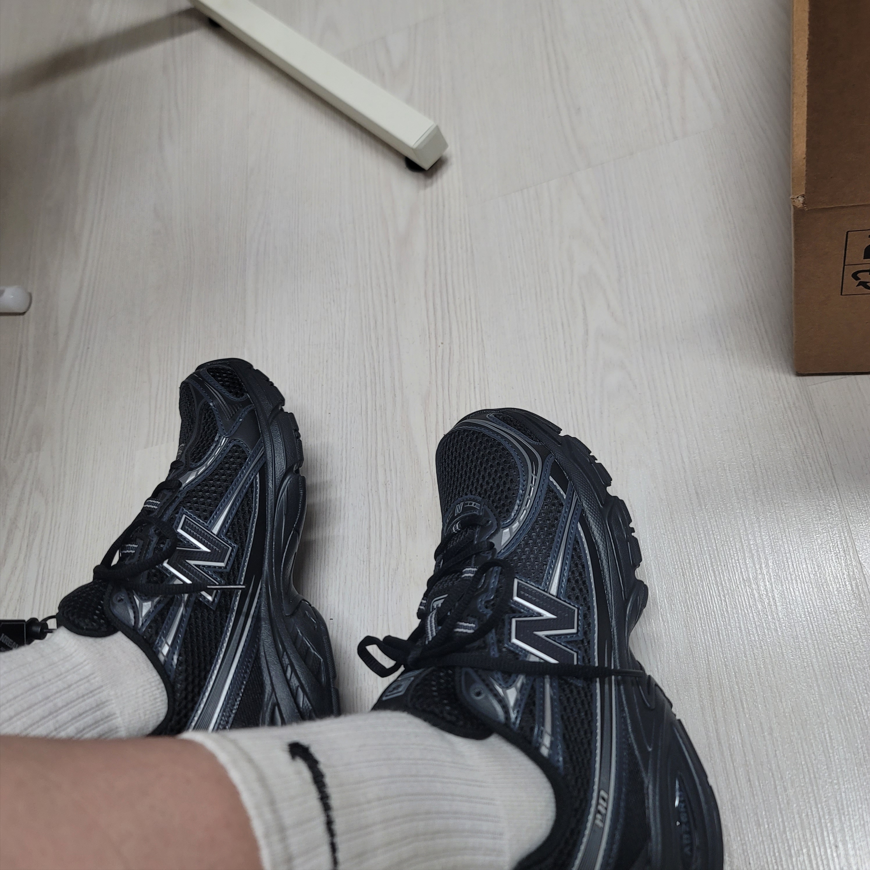 New Balance 740v2 Black Silver Metallic 착용 스타일 - 3