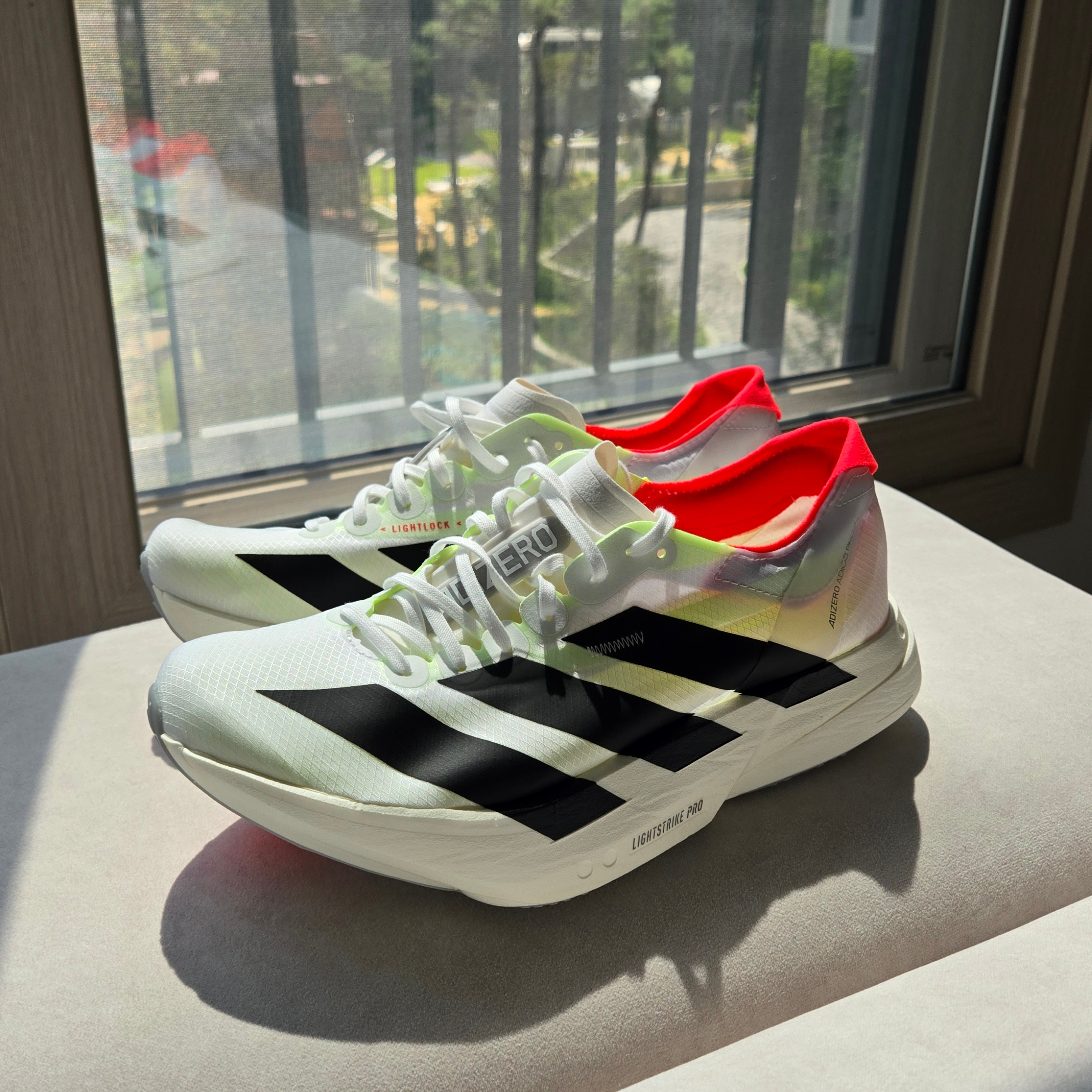 Adidas Adizero Adios Pro 4 Cloud White Core Black 착용 스타일 - 2