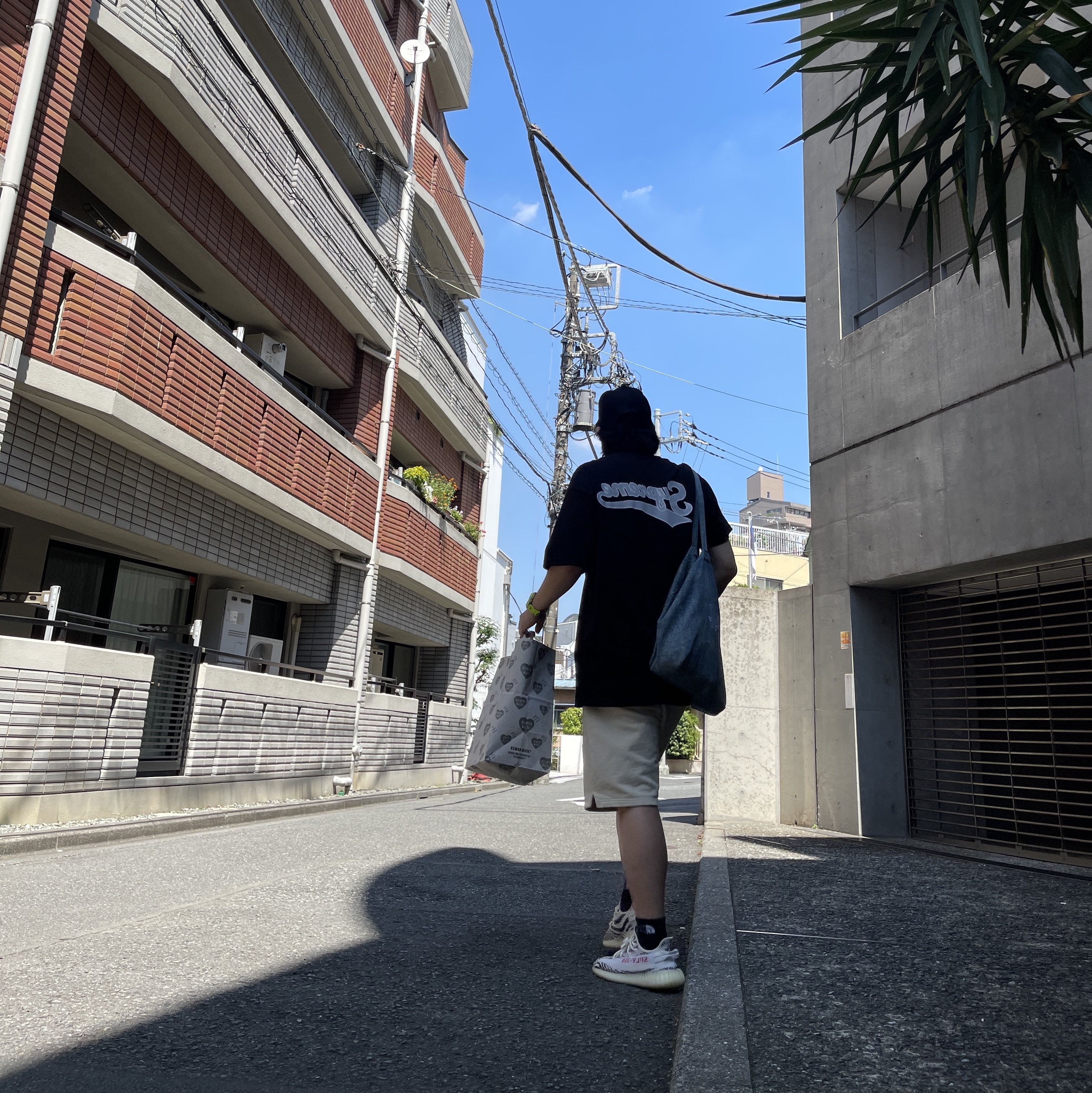 Human Made Paperboy Bag Beige, Supreme Backwards T-Shirt Black - 24SS 착용 스타일 - 1
