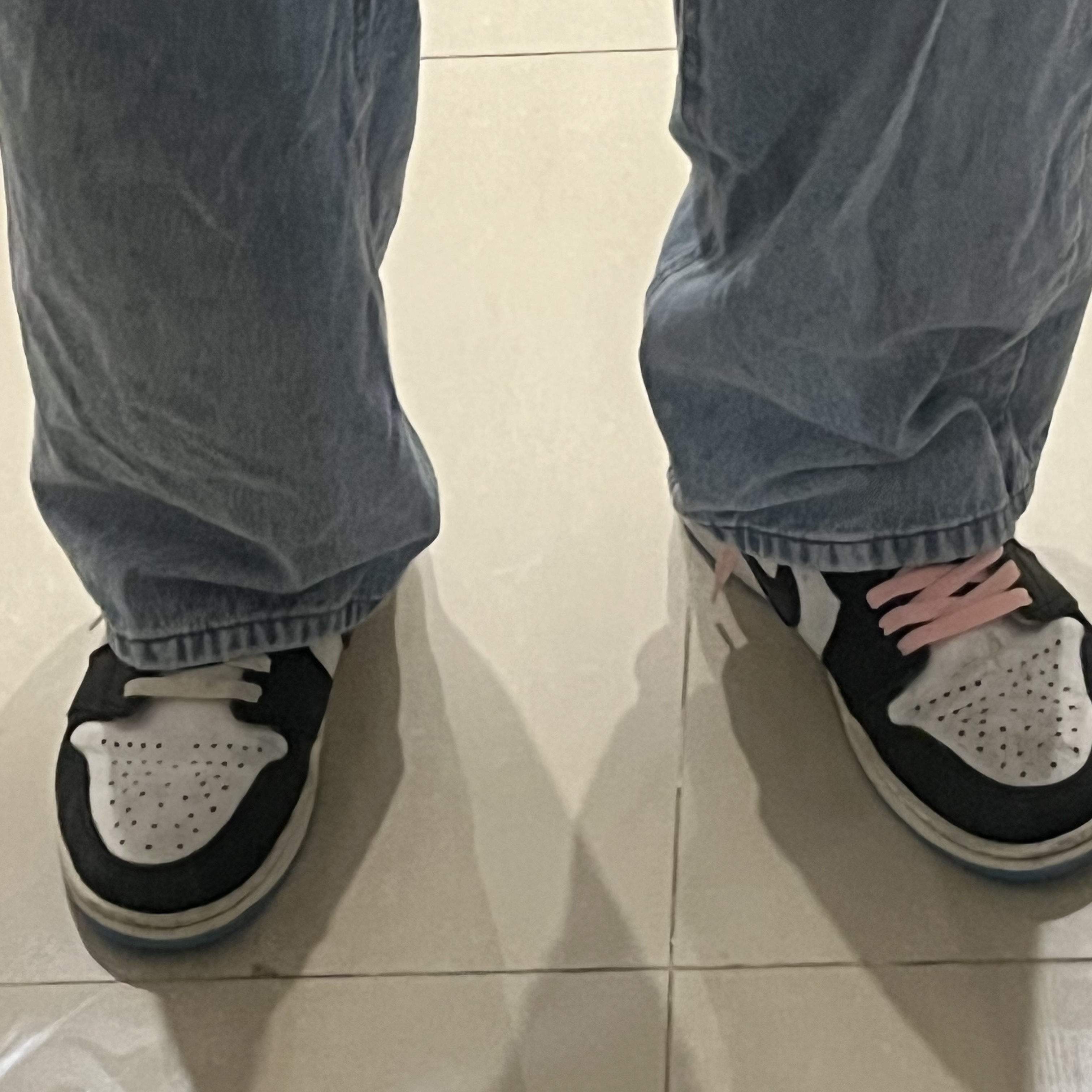 Jordan 1 Retro Low OG Black and Dark Powder Blue 착용 스타일
