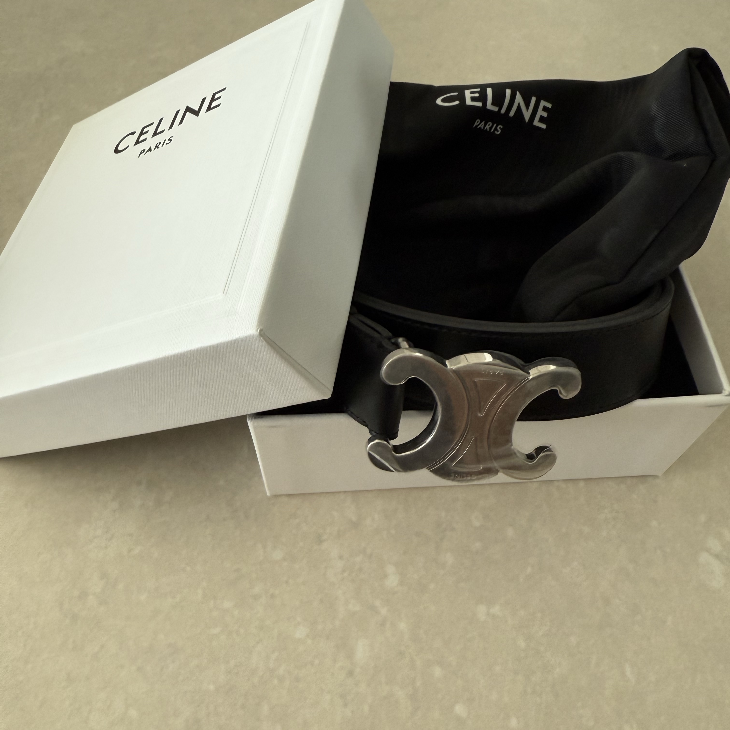 Celine Large Triomphe Belt in Vintage Calfskin Black 착용 스타일