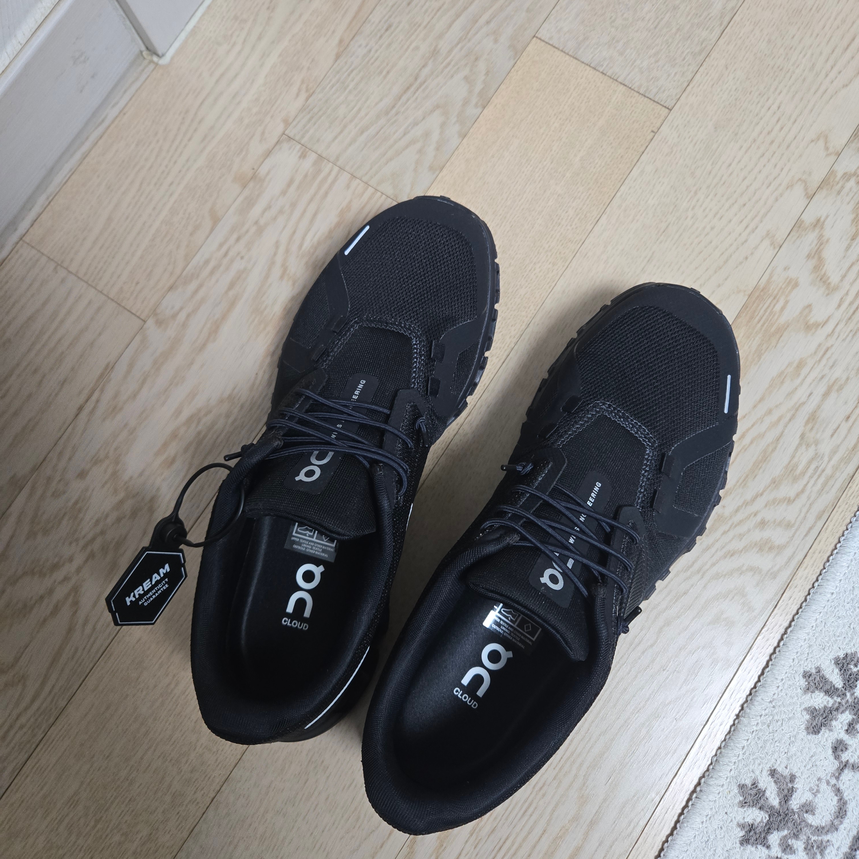 On Running Cloud 6 Black 착용 스타일 - 1
