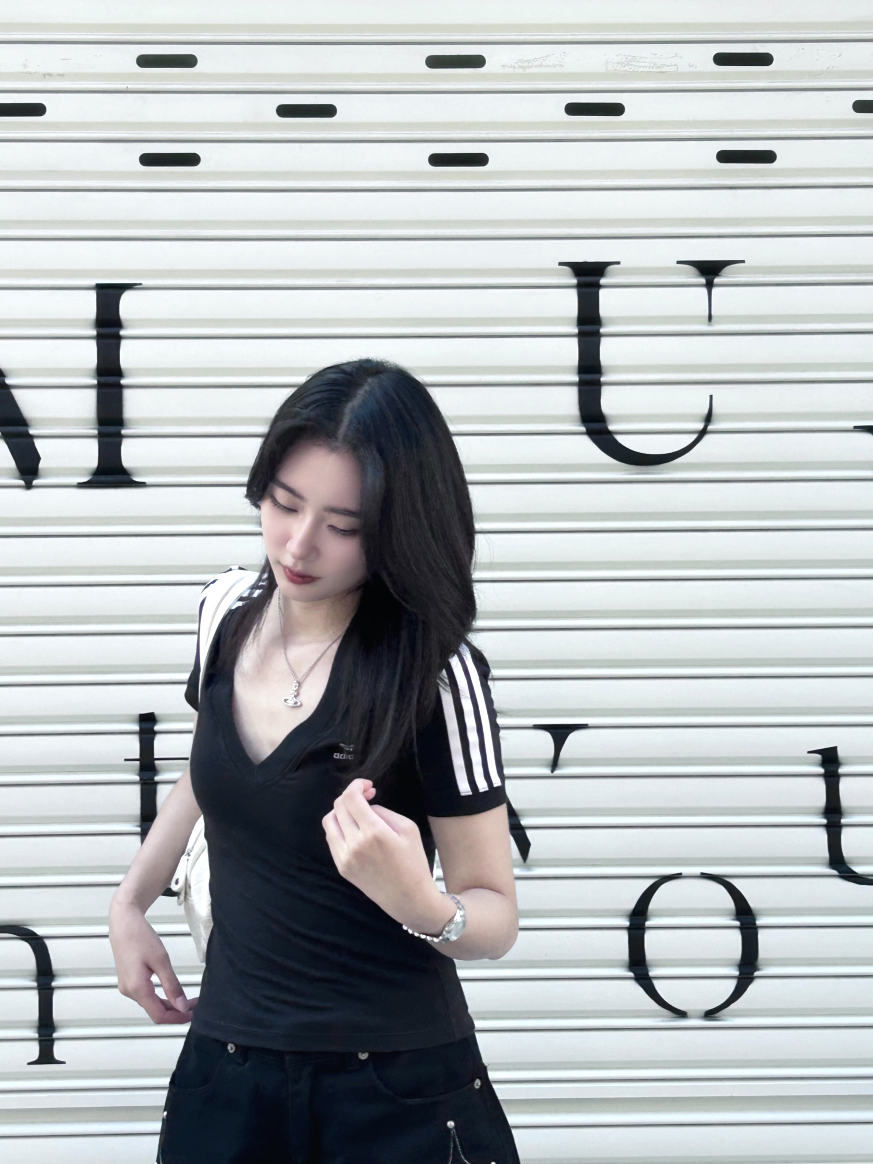 (W) Adidas 3-Stripes V-Neck Slim T-Shirt Black - KR Sizing 착용 스타일 - 1